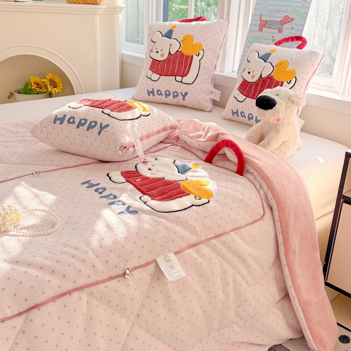 91家纺网 家纺一手货源 找家纺 古本家居 2025新款牛奶绒鸭鸭狗抱枕被 鸭鸭狗粉波点