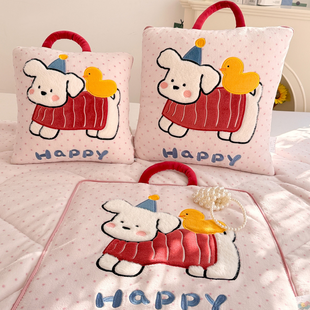 91家纺网 家纺一手货源 找家纺 古本家居 2025新款牛奶绒鸭鸭狗抱枕被 鸭鸭狗粉波点