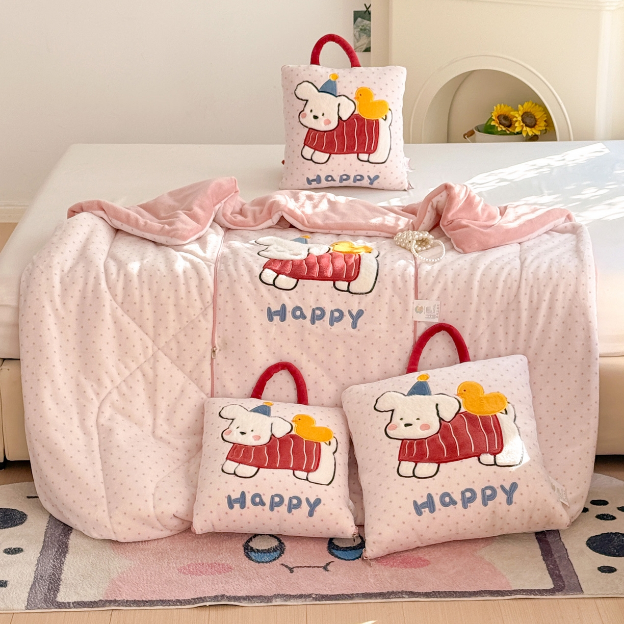 91家纺网 家纺一手货源 找家纺 古本家居 2025新款牛奶绒鸭鸭狗抱枕被 鸭鸭狗粉波点