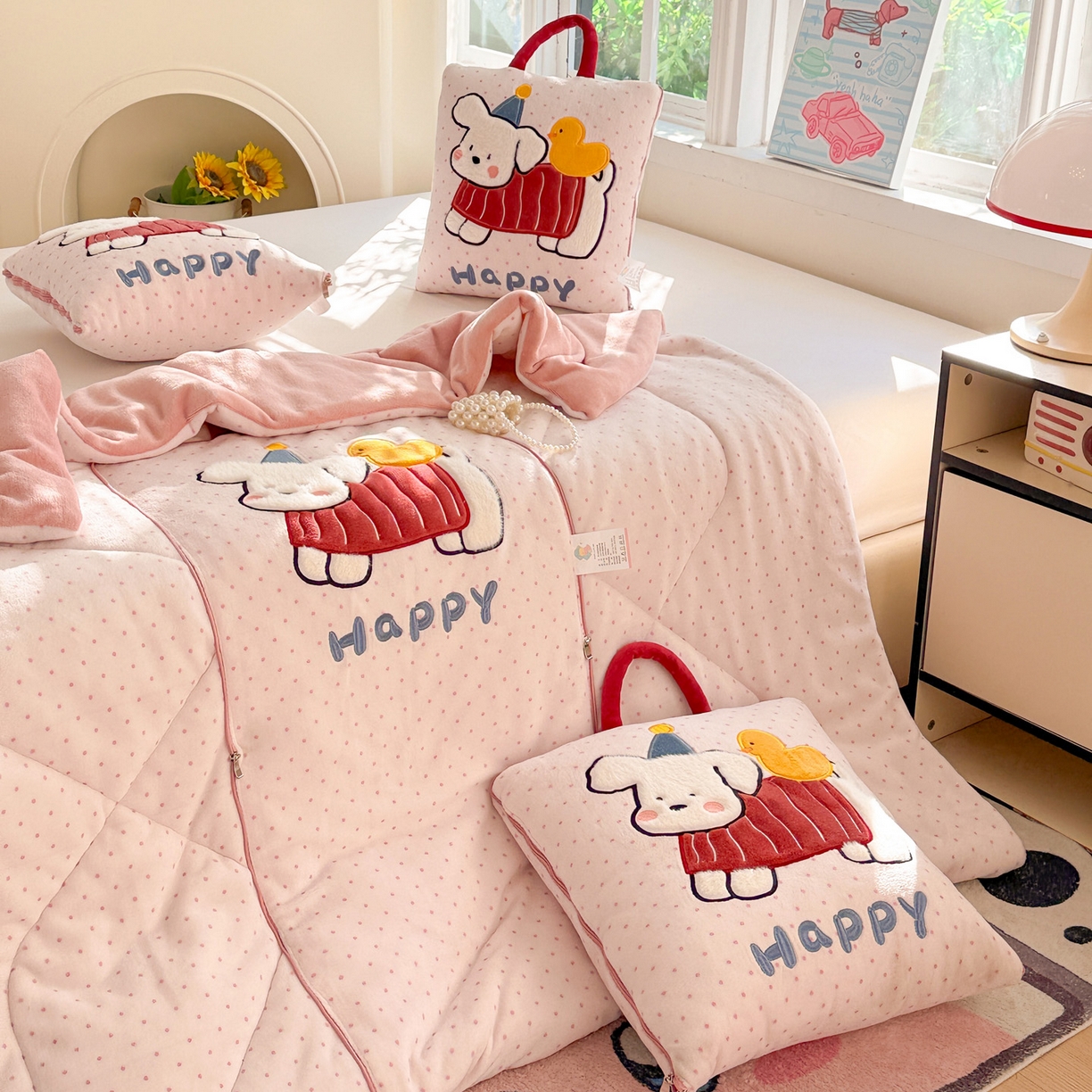 91家纺网 家纺一手货源 找家纺 古本家居 2025新款牛奶绒鸭鸭狗抱枕被 鸭鸭狗粉波点