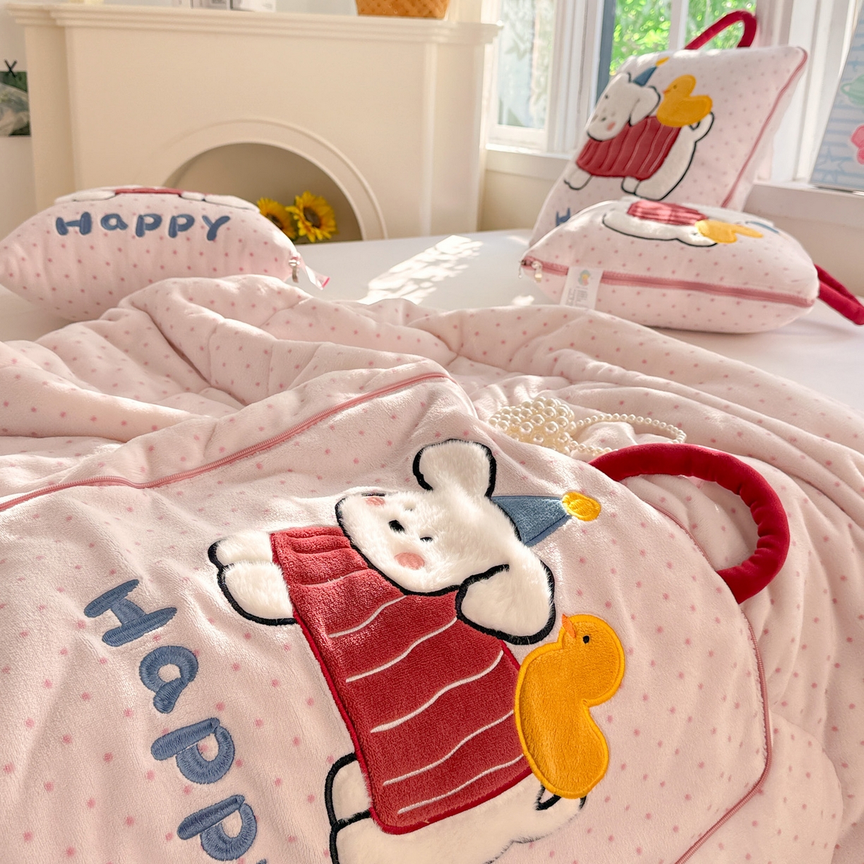 91家纺网 家纺一手货源 找家纺 古本家居 2025新款牛奶绒鸭鸭狗抱枕被 鸭鸭狗粉波点