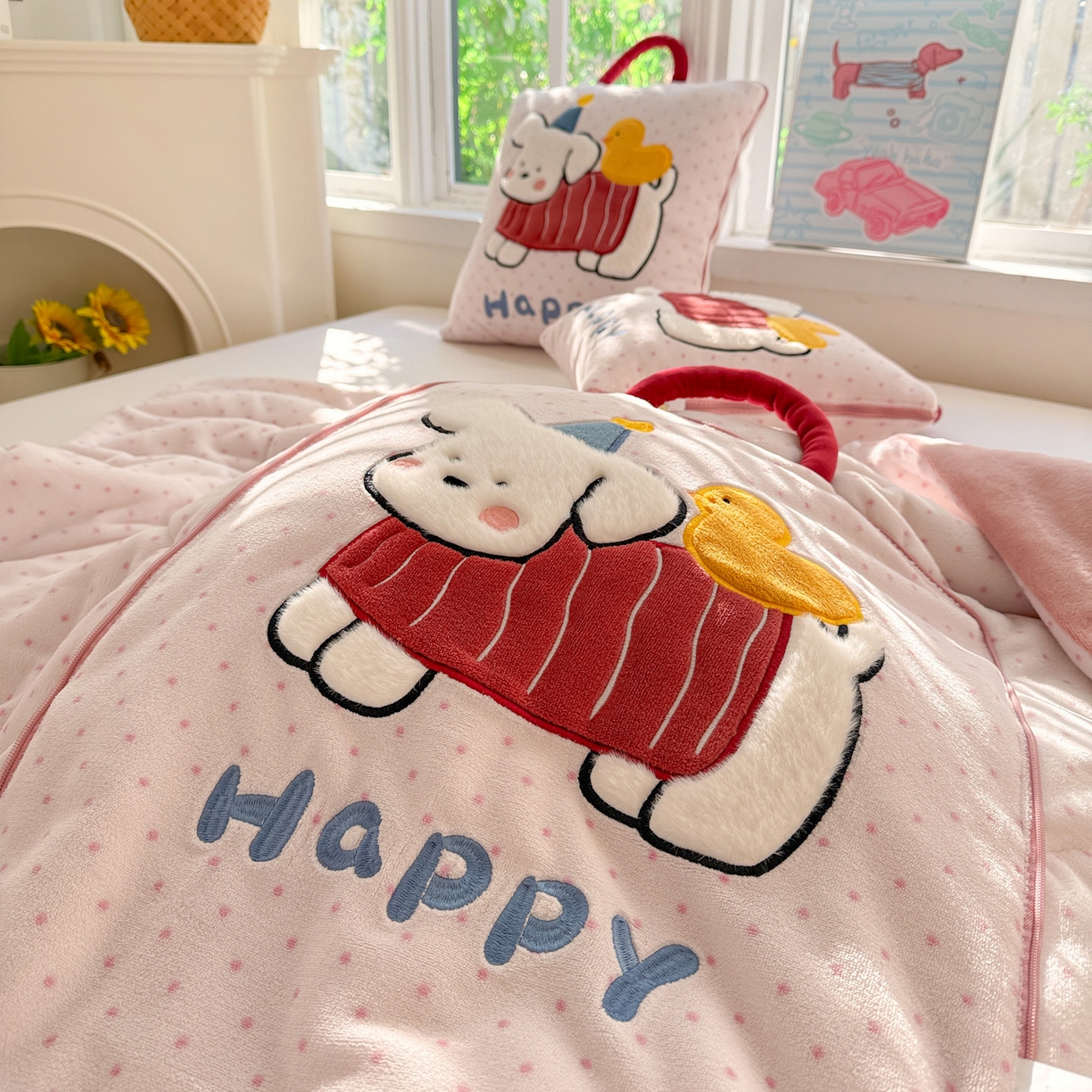 91家纺网 家纺一手货源 找家纺 古本家居 2025新款牛奶绒鸭鸭狗抱枕被 鸭鸭狗粉波点