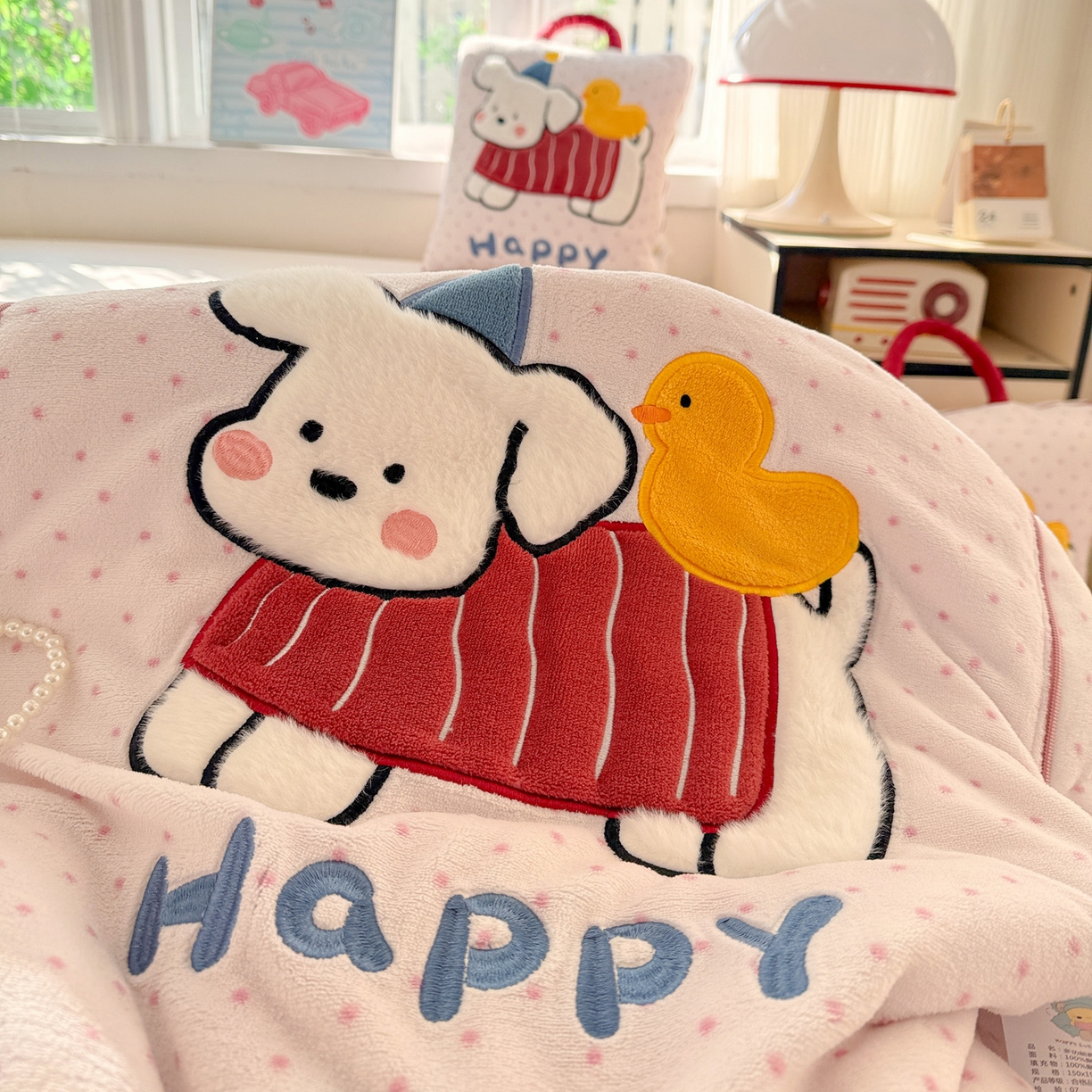91家纺网 家纺一手货源 找家纺 古本家居 2025新款牛奶绒鸭鸭狗抱枕被 鸭鸭狗粉波点