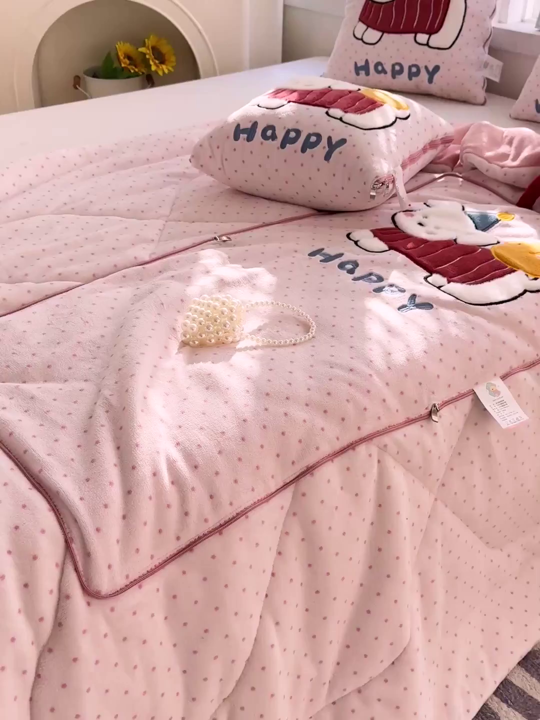 91家纺网 家纺一手货源 找家纺 古本家居 2025新款牛奶绒鸭鸭狗抱枕被 鸭鸭狗粉波点