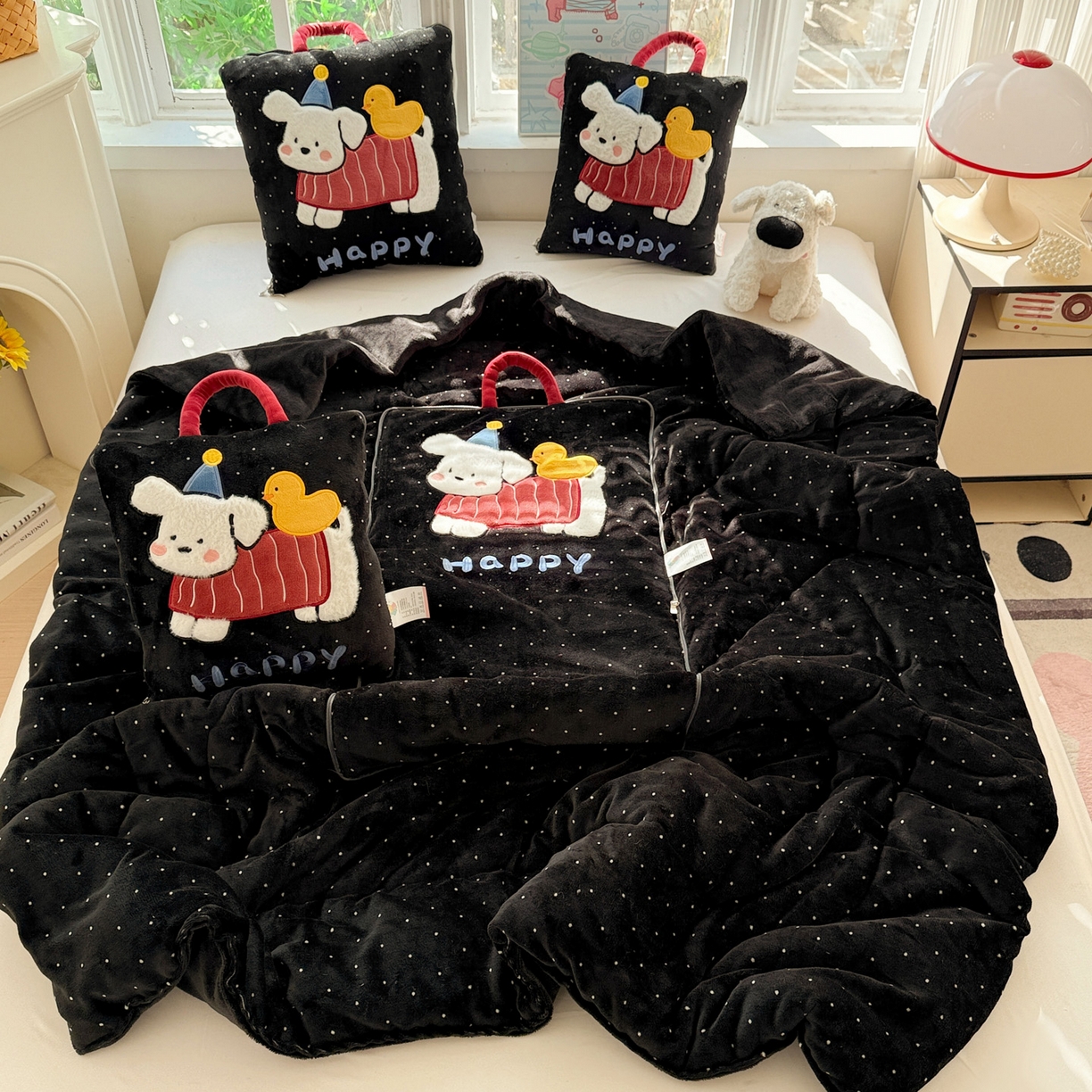 91家纺网 家纺一手货源 找家纺 古本家居 2025新款牛奶绒鸭鸭狗抱枕被 鸭鸭狗黑波点