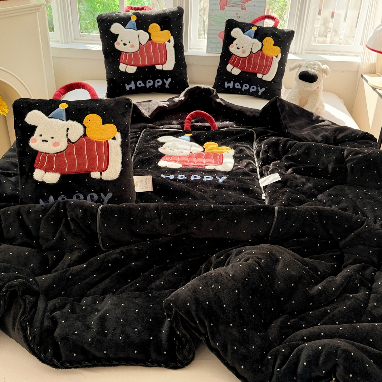 91家纺网 家纺一手货源 找家纺 古本家居 2025新款牛奶绒鸭鸭狗抱枕被 鸭鸭狗黑波点