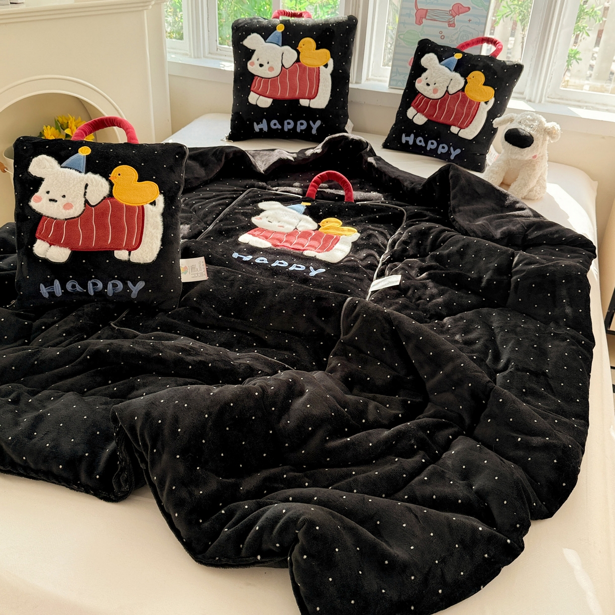 91家纺网 家纺一手货源 找家纺 古本家居 2025新款牛奶绒鸭鸭狗抱枕被 鸭鸭狗黑波点