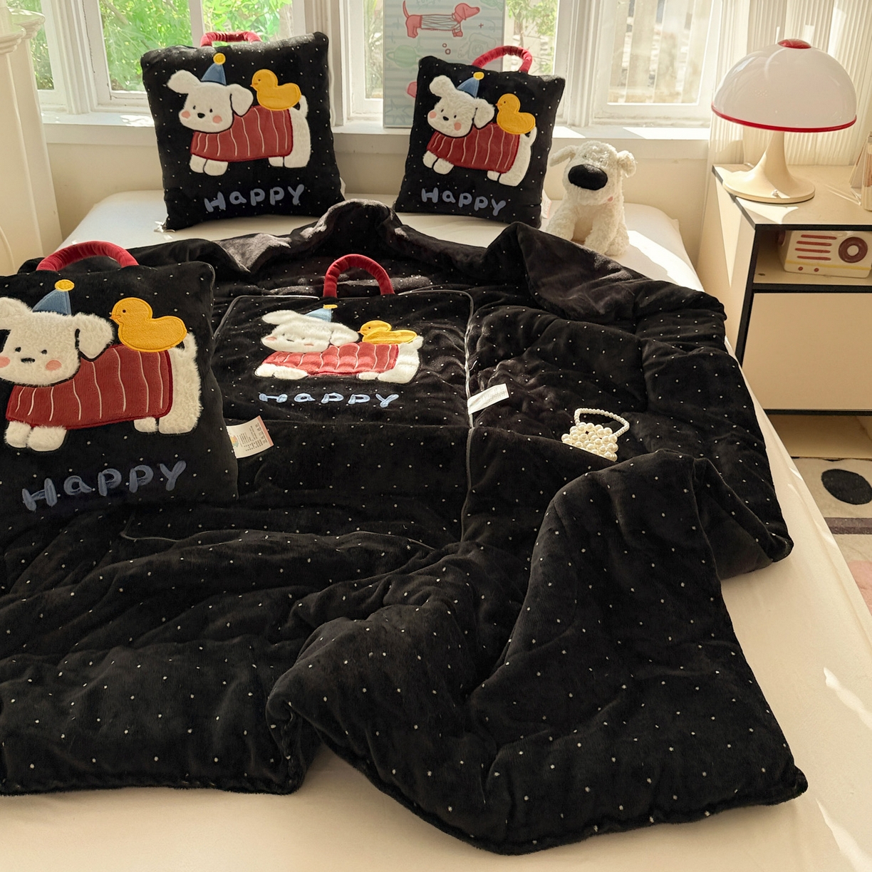 91家纺网 家纺一手货源 找家纺 古本家居 2025新款牛奶绒鸭鸭狗抱枕被 鸭鸭狗黑波点