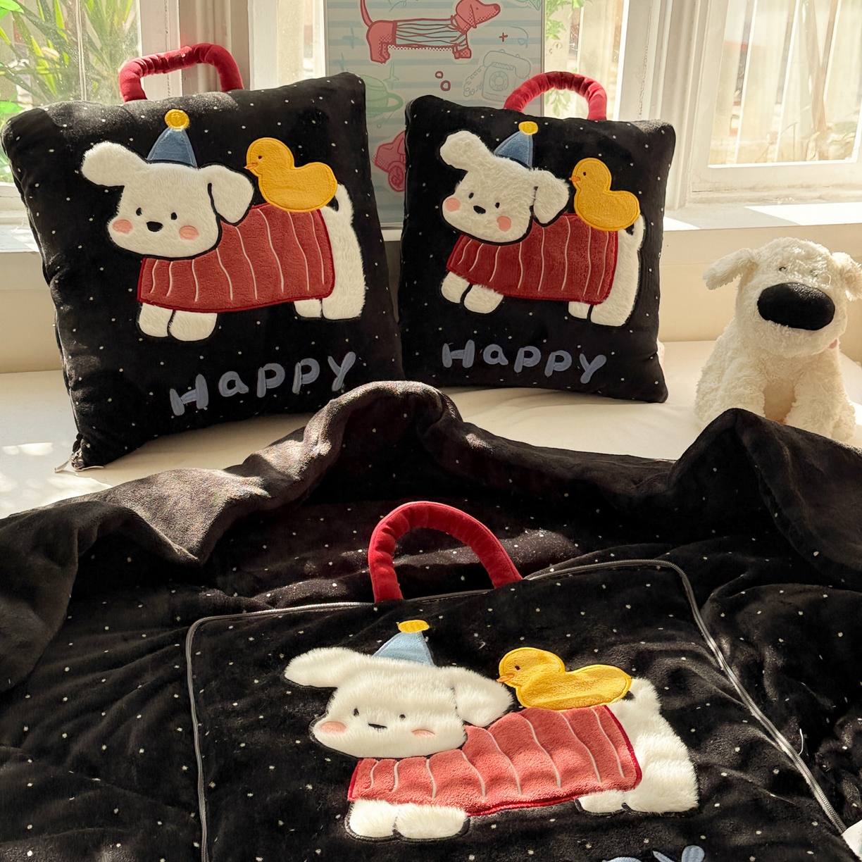 91家纺网 家纺一手货源 找家纺 古本家居 2025新款牛奶绒鸭鸭狗抱枕被 鸭鸭狗黑波点