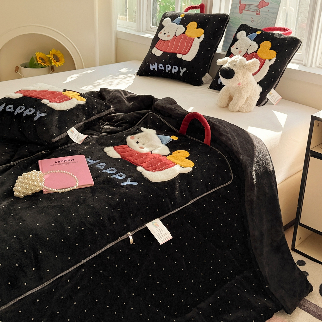 91家纺网 家纺一手货源 找家纺 古本家居 2025新款牛奶绒鸭鸭狗抱枕被 鸭鸭狗黑波点