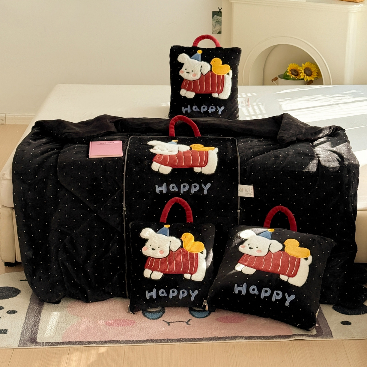 91家纺网 家纺一手货源 找家纺 古本家居 2025新款牛奶绒鸭鸭狗抱枕被 鸭鸭狗黑波点