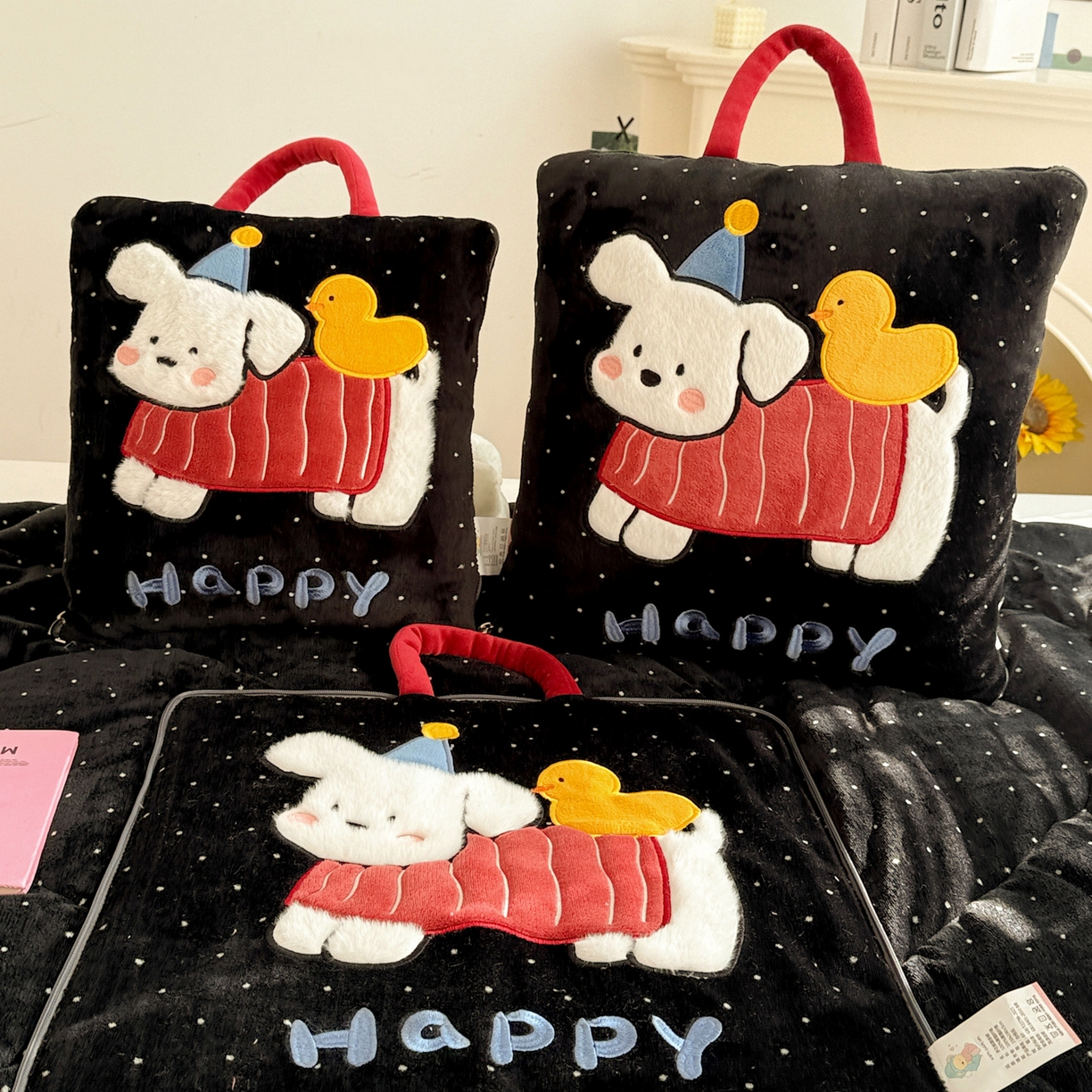 91家纺网 家纺一手货源 找家纺 古本家居 2025新款牛奶绒鸭鸭狗抱枕被 鸭鸭狗黑波点