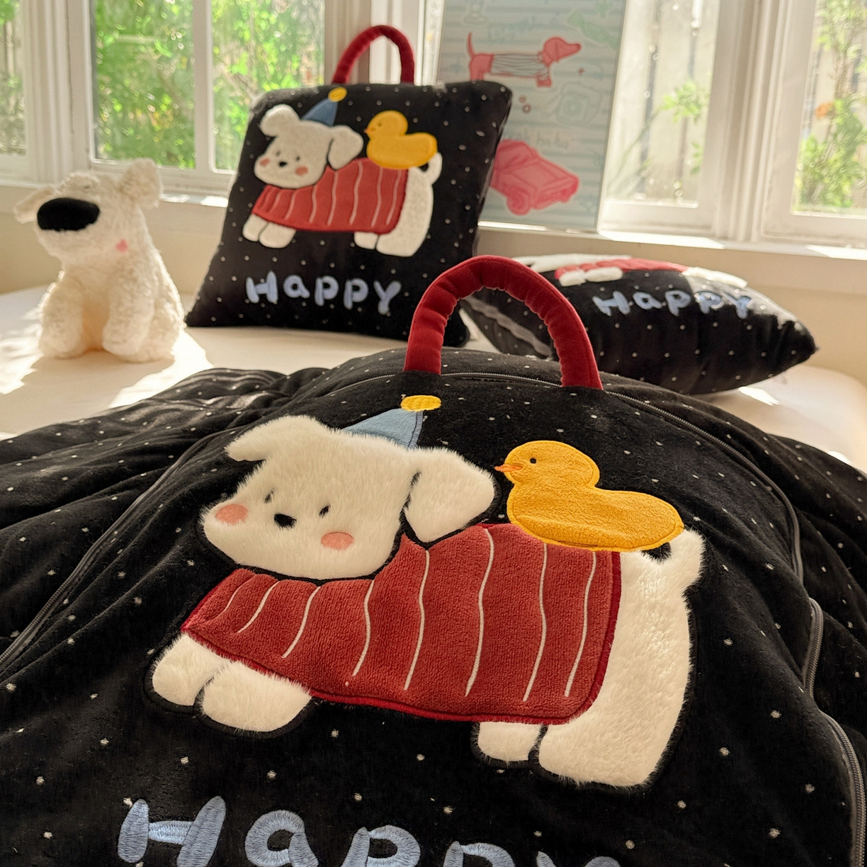 91家纺网 家纺一手货源 找家纺 古本家居 2025新款牛奶绒鸭鸭狗抱枕被 鸭鸭狗黑波点