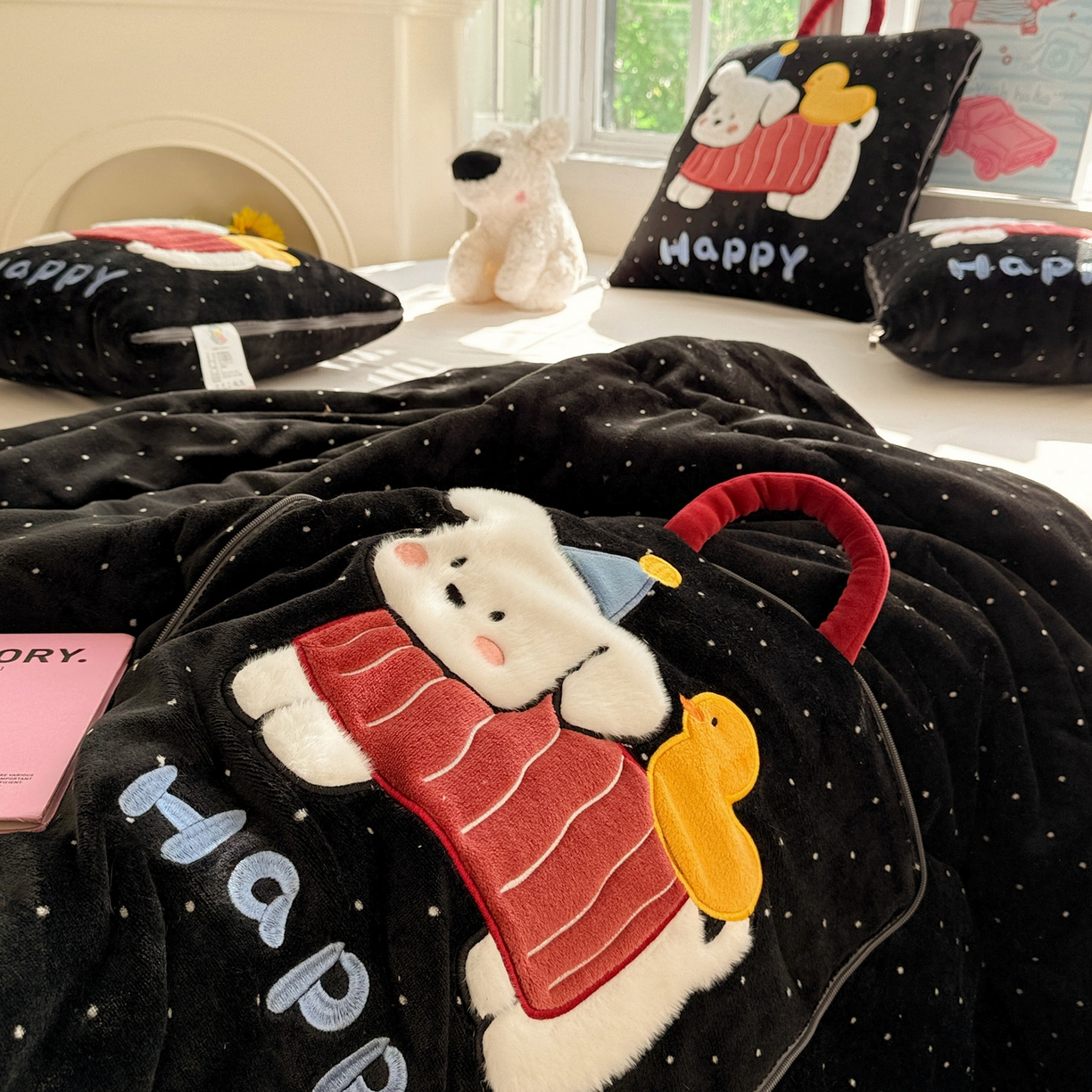 91家纺网 家纺一手货源 找家纺 古本家居 2025新款牛奶绒鸭鸭狗抱枕被 鸭鸭狗黑波点