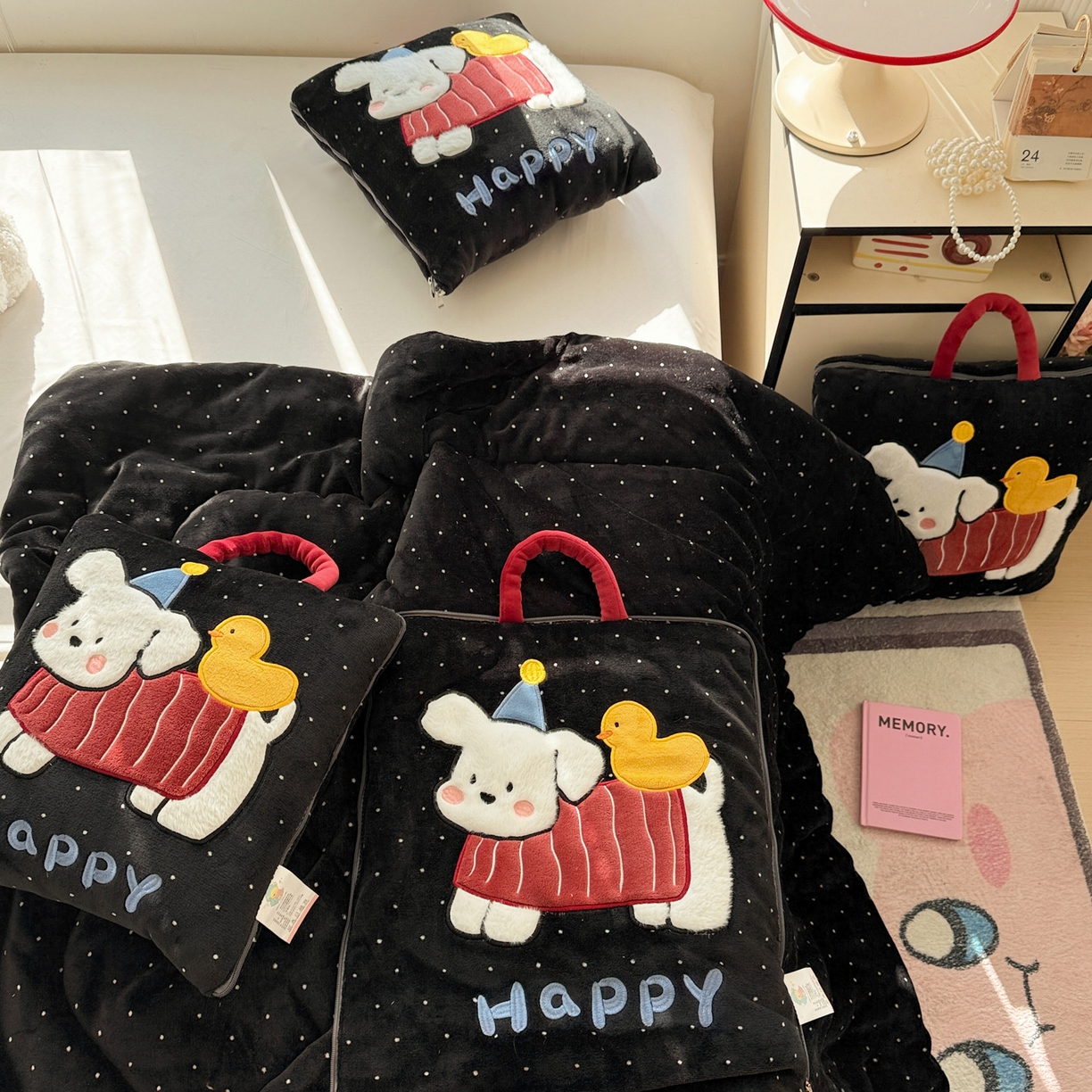 91家纺网 家纺一手货源 找家纺 古本家居 2025新款牛奶绒鸭鸭狗抱枕被 鸭鸭狗黑波点