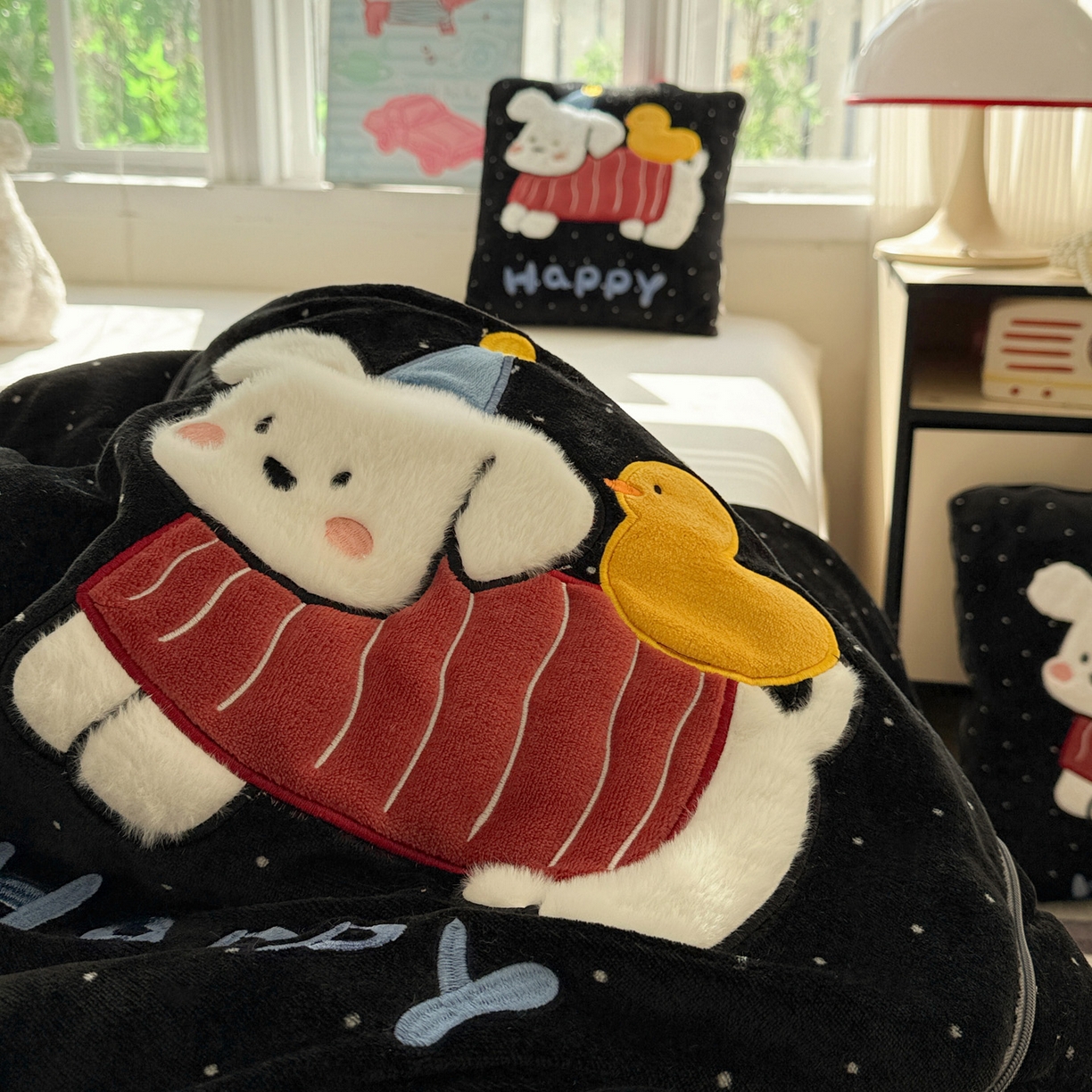 91家纺网 家纺一手货源 找家纺 古本家居 2025新款牛奶绒鸭鸭狗抱枕被 鸭鸭狗黑波点