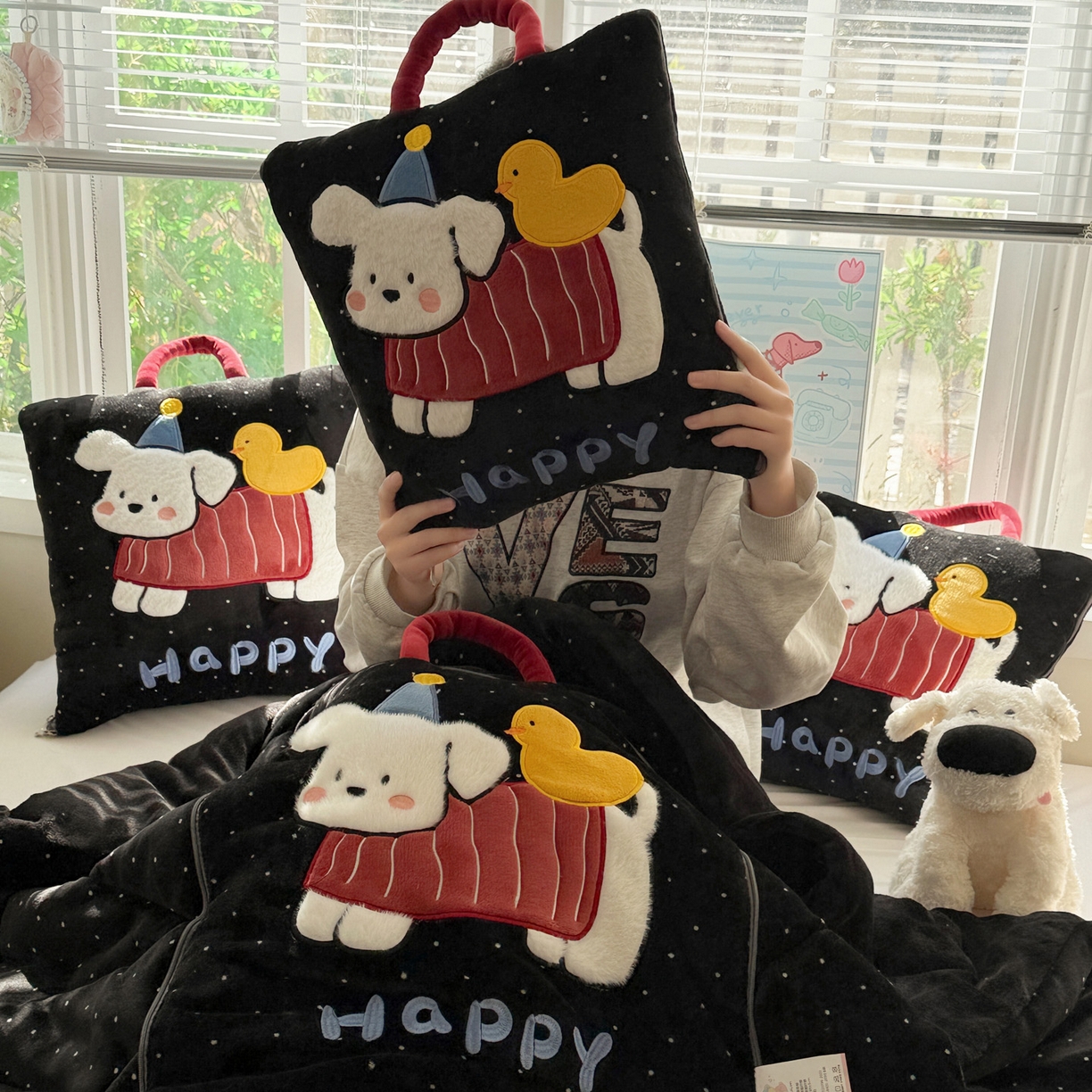 91家纺网 家纺一手货源 找家纺 古本家居 2025新款牛奶绒鸭鸭狗抱枕被 鸭鸭狗黑波点