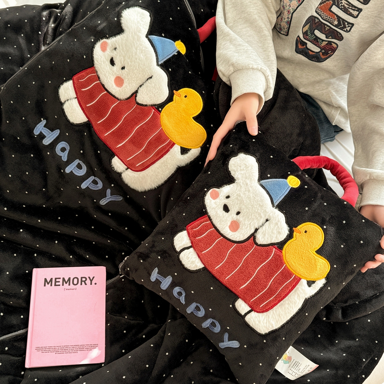 91家纺网 家纺一手货源 找家纺 古本家居 2025新款牛奶绒鸭鸭狗抱枕被 鸭鸭狗黑波点