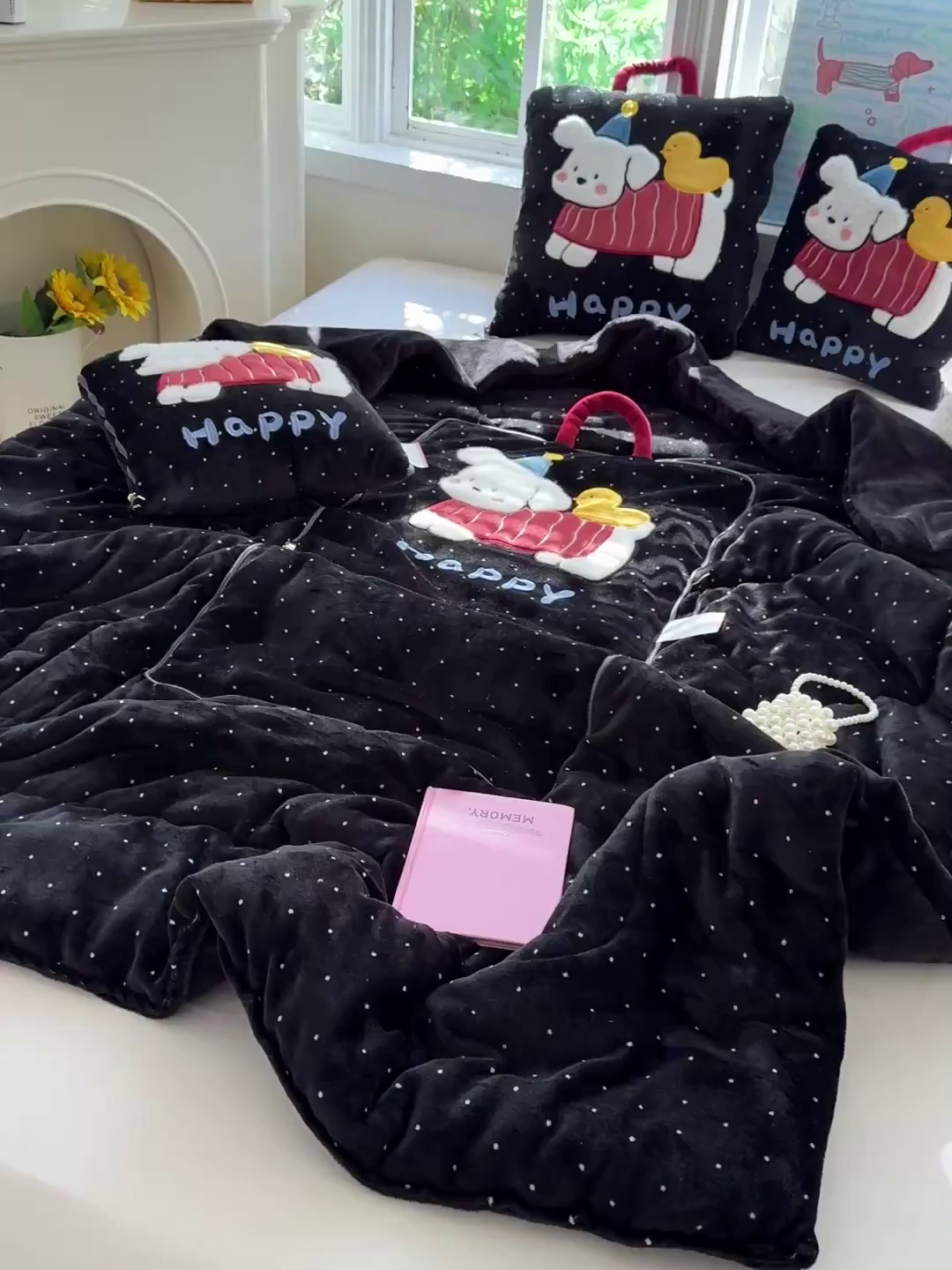 91家纺网 家纺一手货源 找家纺 古本家居 2025新款牛奶绒鸭鸭狗抱枕被 鸭鸭狗黑波点