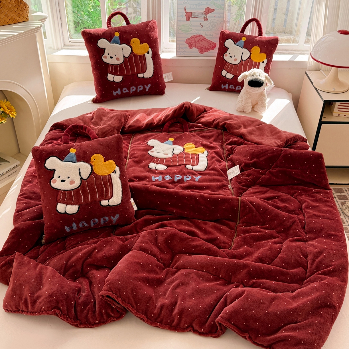 91家纺网 家纺一手货源 找家纺 古本家居 2025新款牛奶绒鸭鸭狗抱枕被 鸭鸭狗红波点