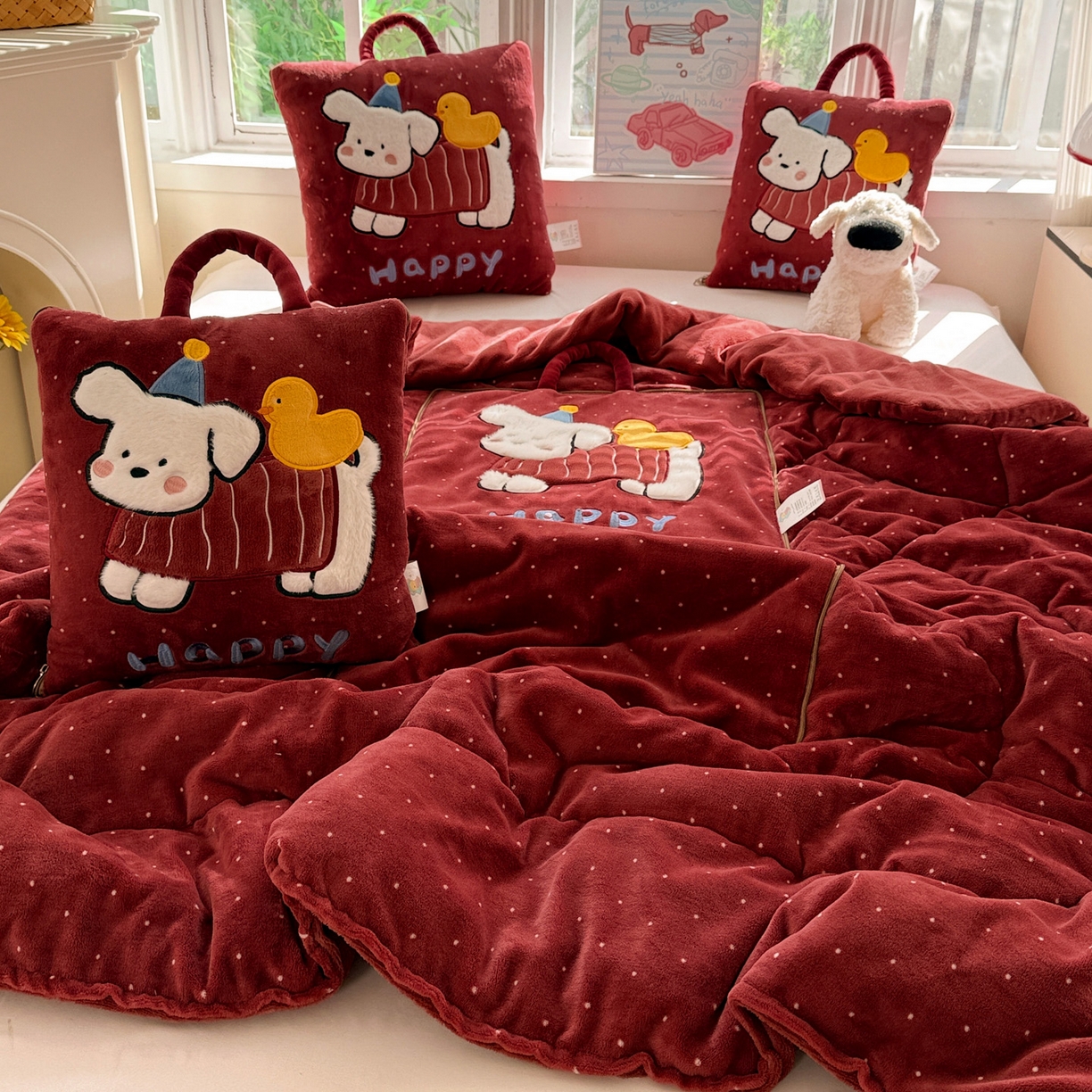 91家纺网 家纺一手货源 找家纺 古本家居 2025新款牛奶绒鸭鸭狗抱枕被 鸭鸭狗红波点