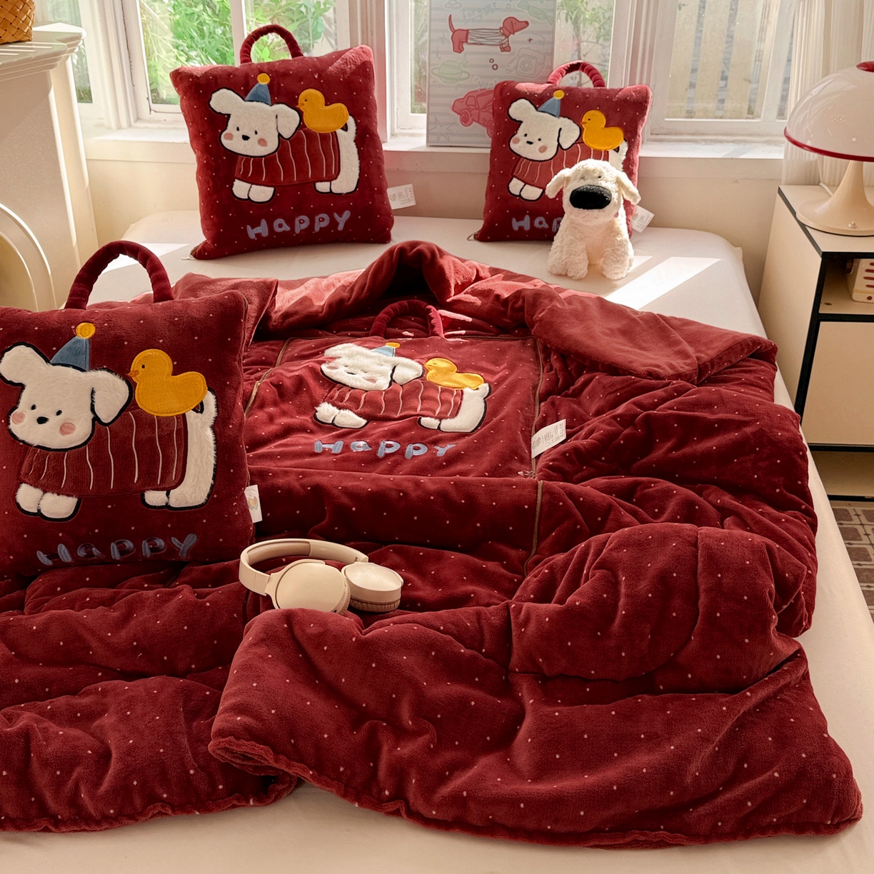 91家纺网 家纺一手货源 找家纺 古本家居 2025新款牛奶绒鸭鸭狗抱枕被 鸭鸭狗红波点