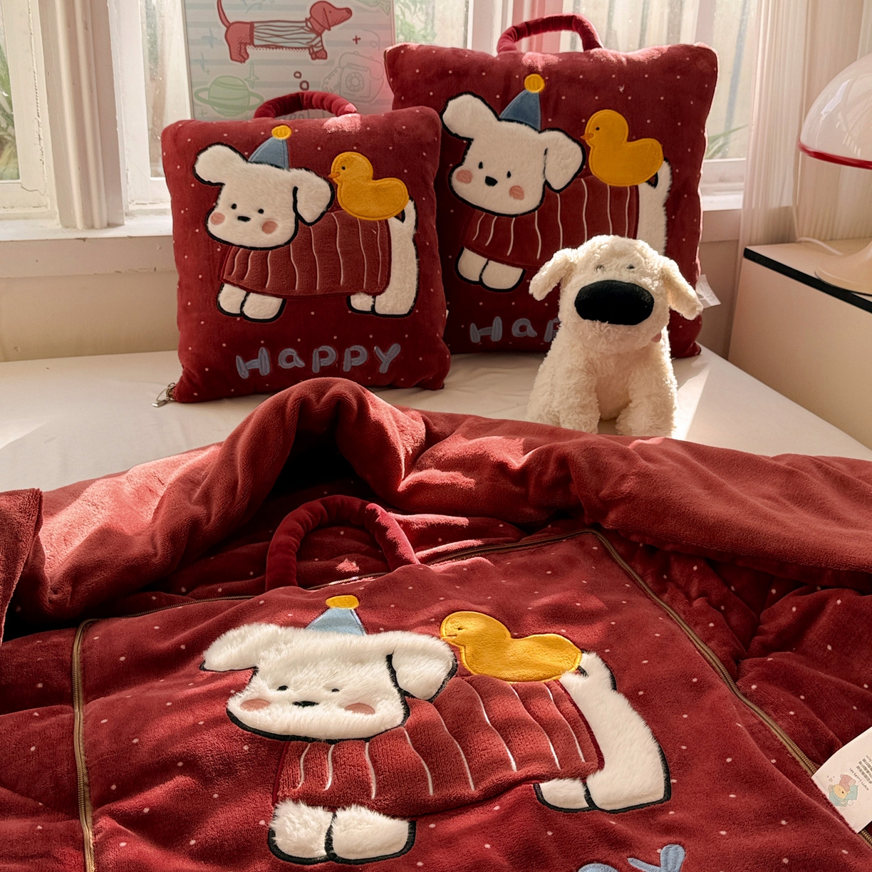 91家纺网 家纺一手货源 找家纺 古本家居 2025新款牛奶绒鸭鸭狗抱枕被 鸭鸭狗红波点