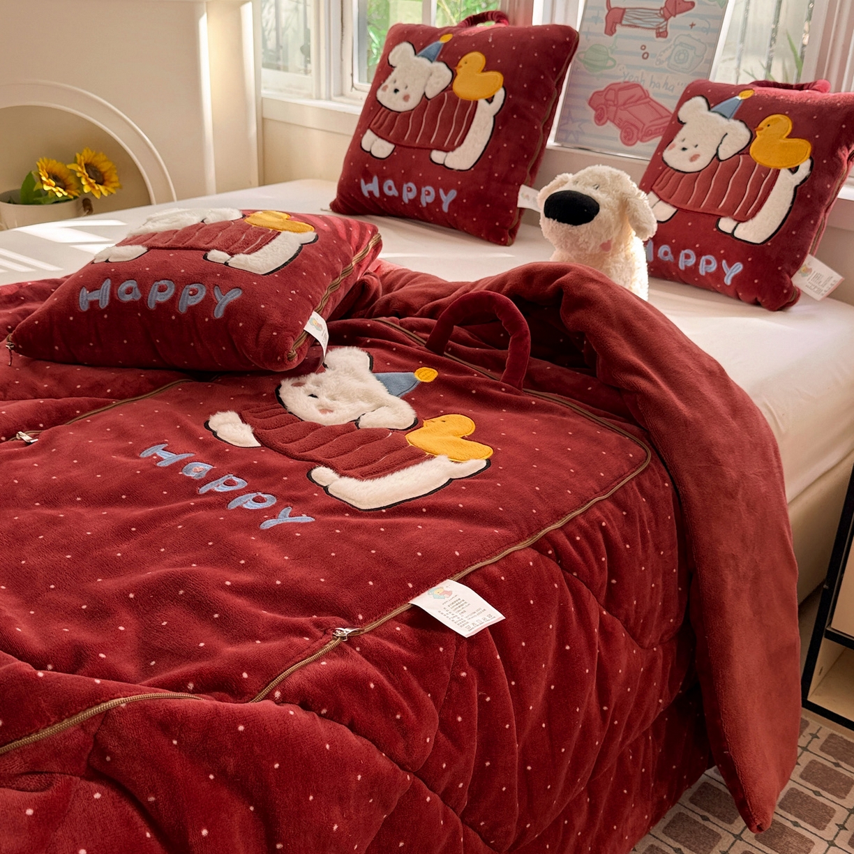 91家纺网 家纺一手货源 找家纺 古本家居 2025新款牛奶绒鸭鸭狗抱枕被 鸭鸭狗红波点