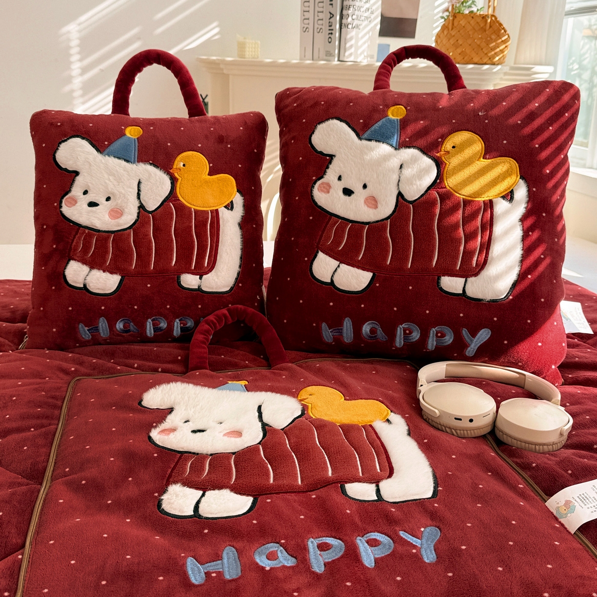 91家纺网 家纺一手货源 找家纺 古本家居 2025新款牛奶绒鸭鸭狗抱枕被 鸭鸭狗红波点