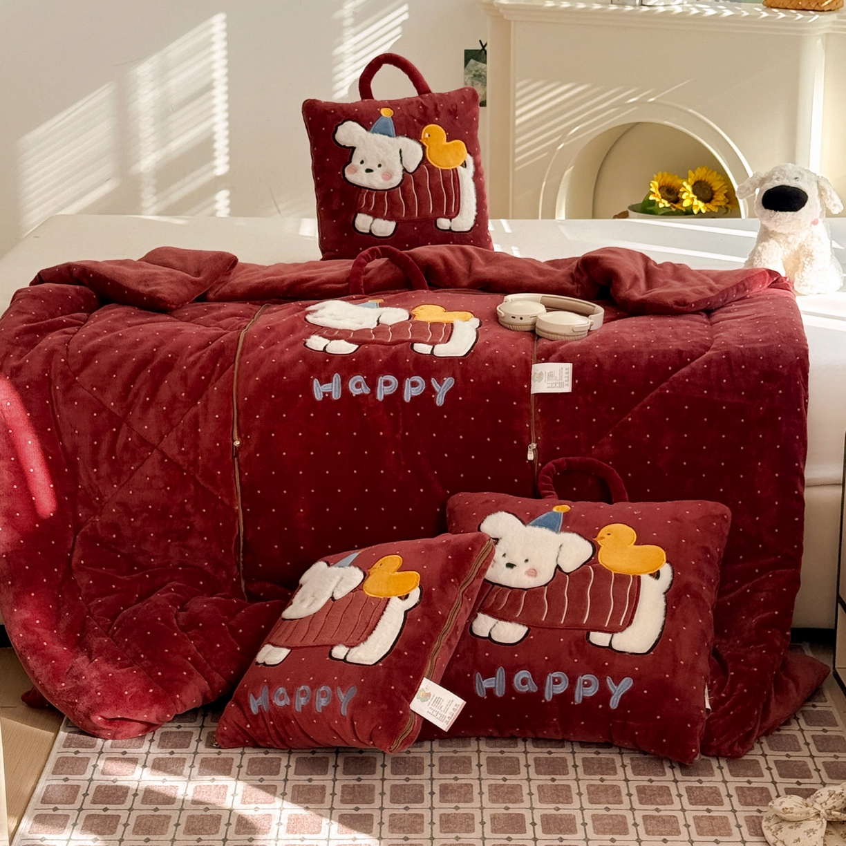 91家纺网 家纺一手货源 找家纺 古本家居 2025新款牛奶绒鸭鸭狗抱枕被 鸭鸭狗红波点