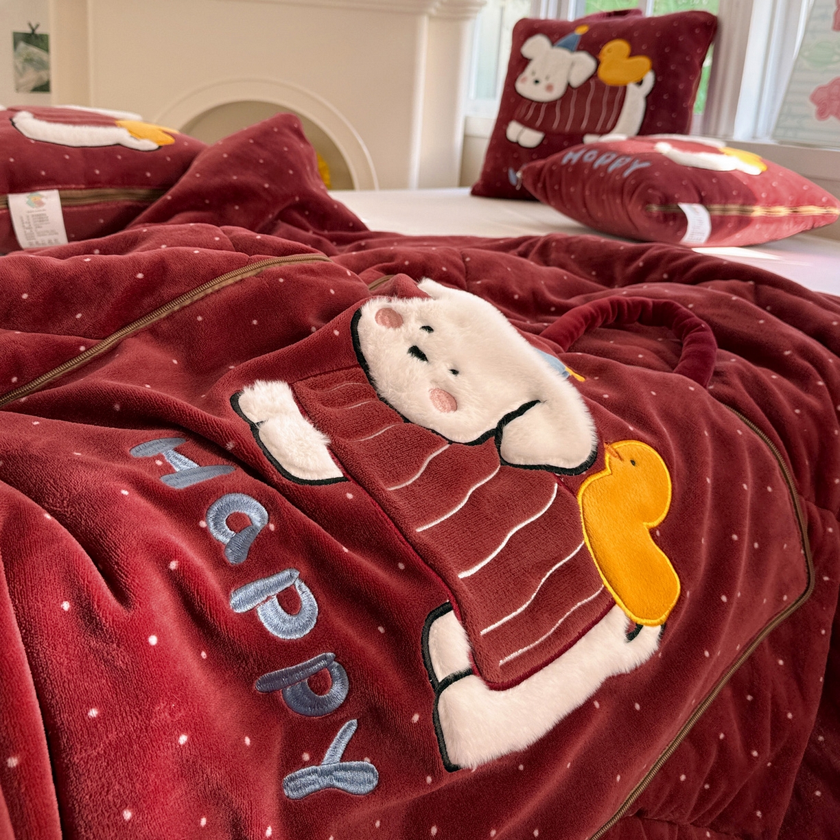 91家纺网 家纺一手货源 找家纺 古本家居 2025新款牛奶绒鸭鸭狗抱枕被 鸭鸭狗红波点