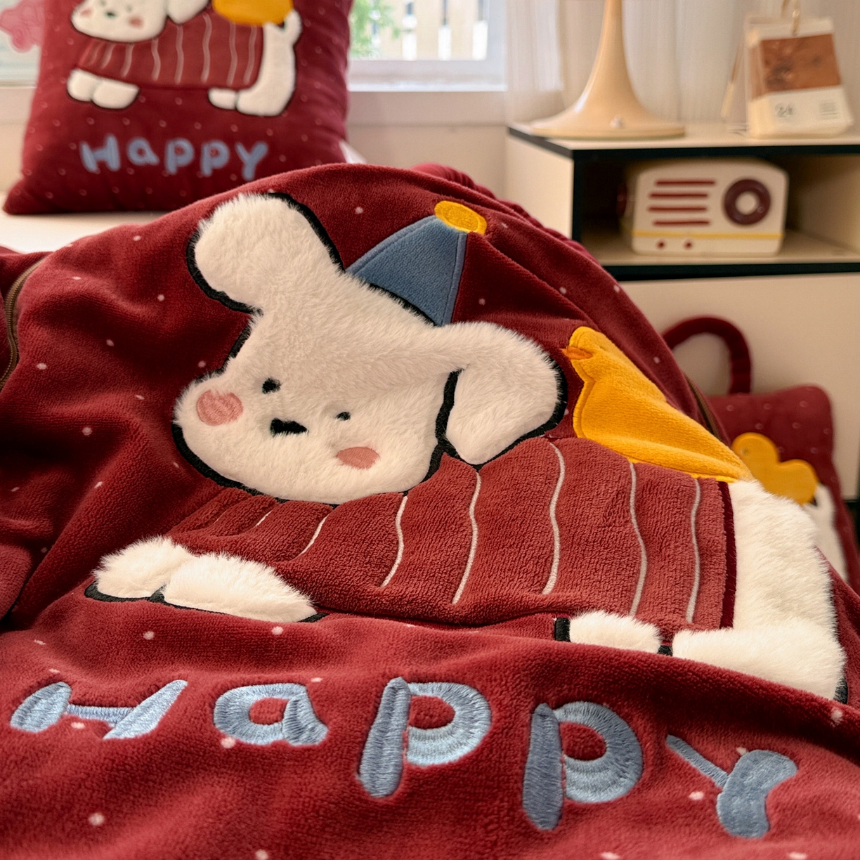 91家纺网 家纺一手货源 找家纺 古本家居 2025新款牛奶绒鸭鸭狗抱枕被 鸭鸭狗红波点