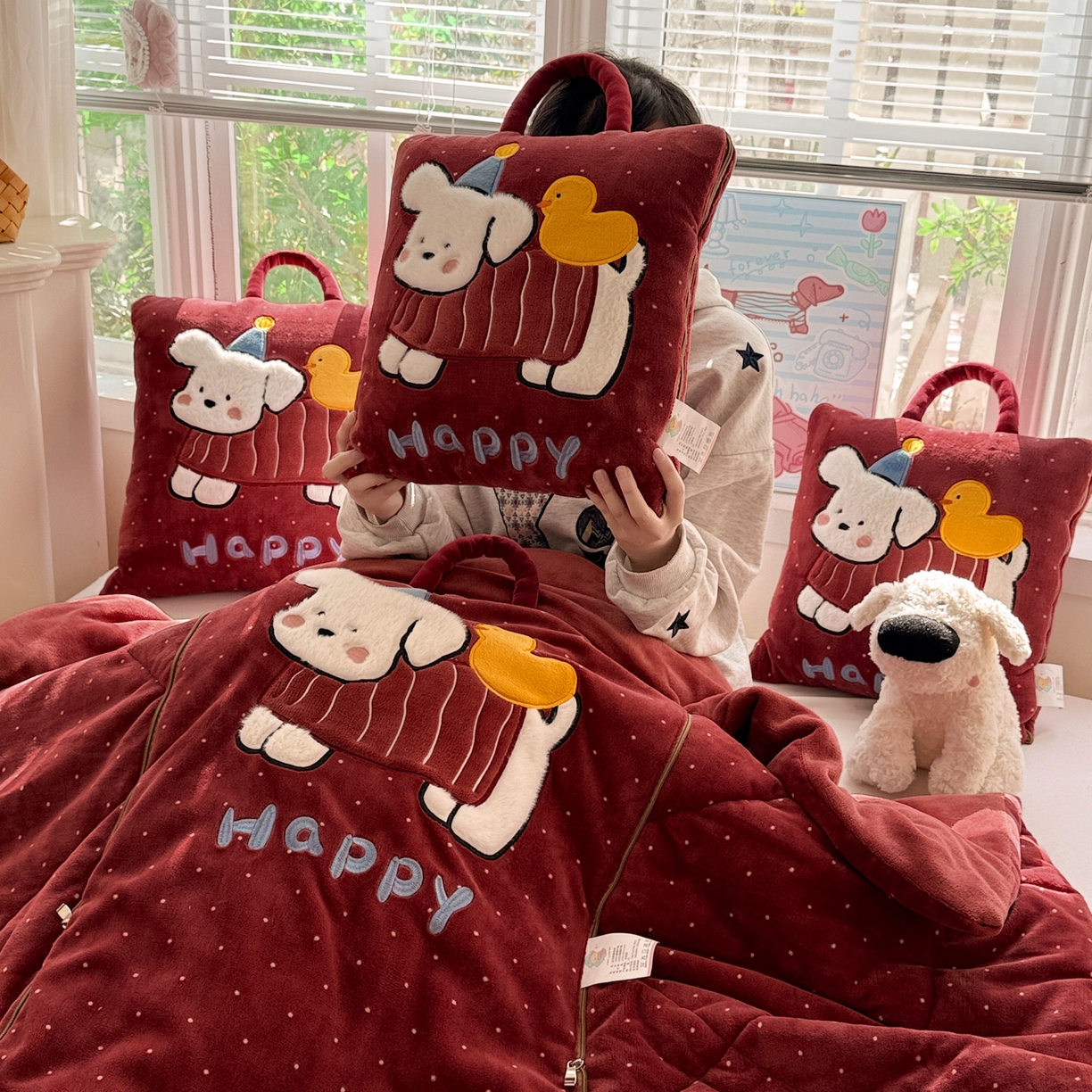 91家纺网 家纺一手货源 找家纺 古本家居 2025新款牛奶绒鸭鸭狗抱枕被 鸭鸭狗红波点