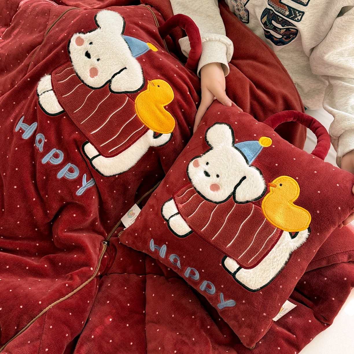 91家纺网 家纺一手货源 找家纺 古本家居 2025新款牛奶绒鸭鸭狗抱枕被 鸭鸭狗红波点