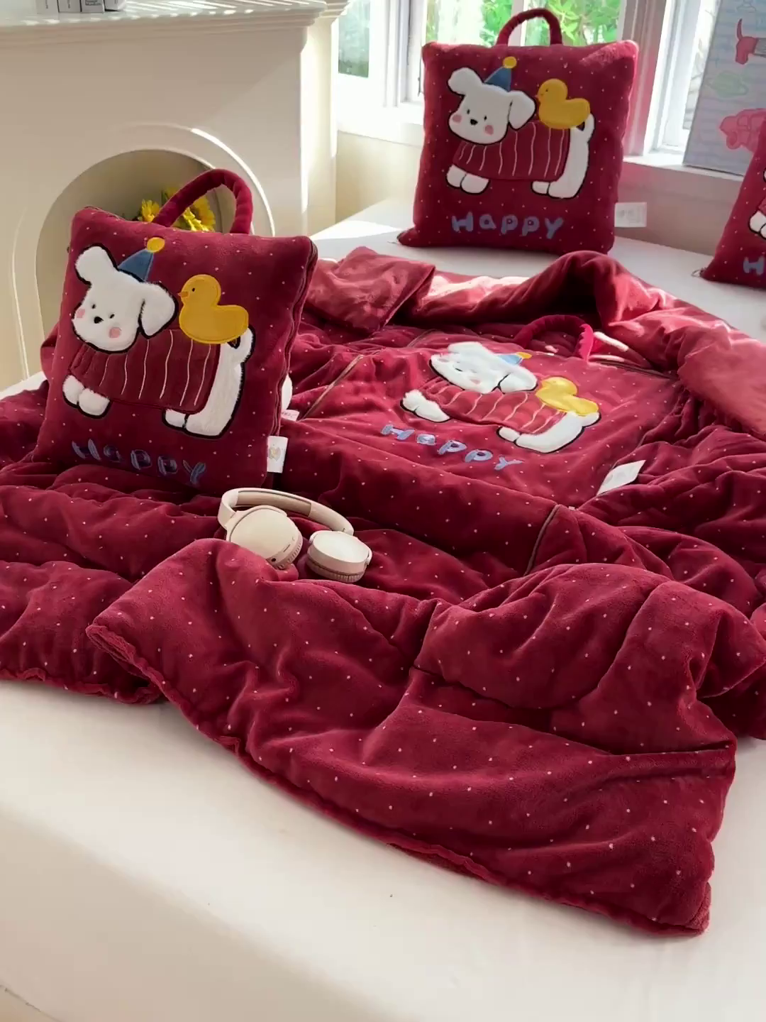 91家纺网 家纺一手货源 找家纺 古本家居 2025新款牛奶绒鸭鸭狗抱枕被 鸭鸭狗红波点