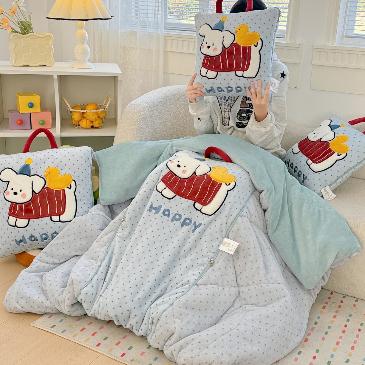 91家纺网 家纺一手货源 找家纺 古本家居 2025新款牛奶绒鸭鸭狗抱枕被 鸭鸭狗蓝波点