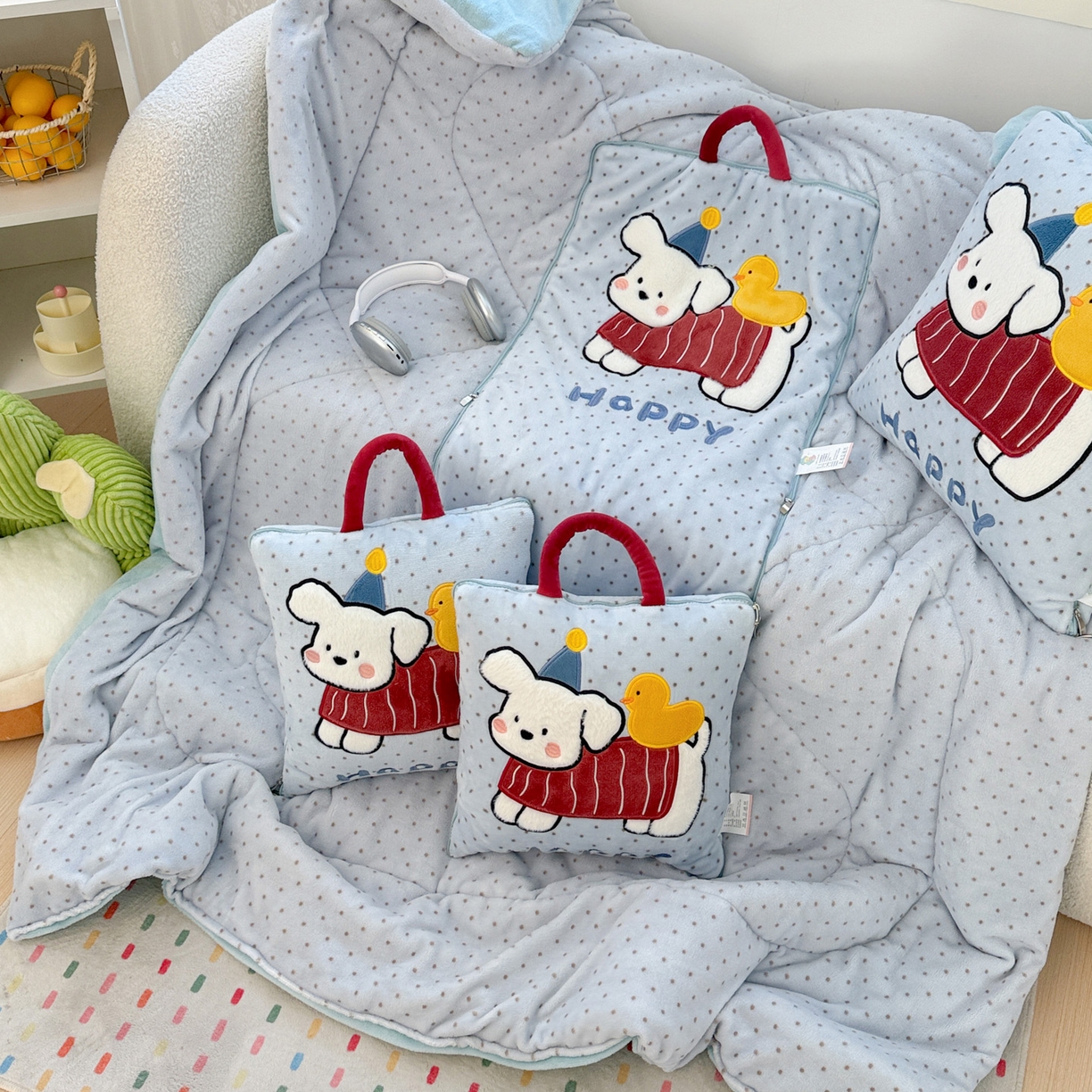 91家纺网 家纺一手货源 找家纺 古本家居 2025新款牛奶绒鸭鸭狗抱枕被 鸭鸭狗蓝波点