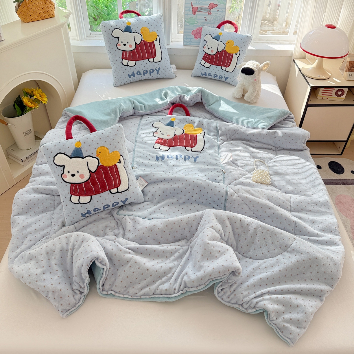 91家纺网 家纺一手货源 找家纺 古本家居 2025新款牛奶绒鸭鸭狗抱枕被 鸭鸭狗蓝波点