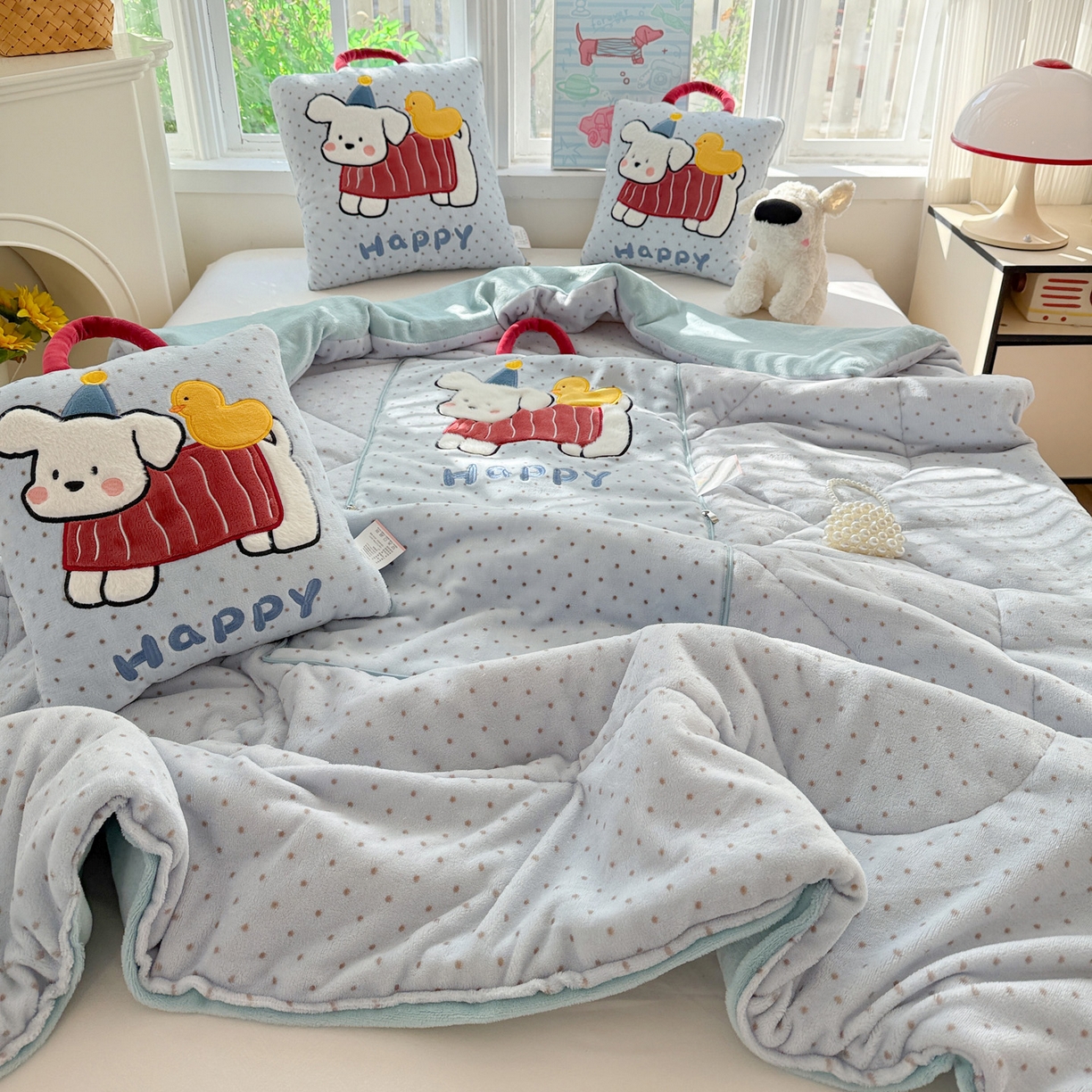 91家纺网 家纺一手货源 找家纺 古本家居 2025新款牛奶绒鸭鸭狗抱枕被 鸭鸭狗蓝波点