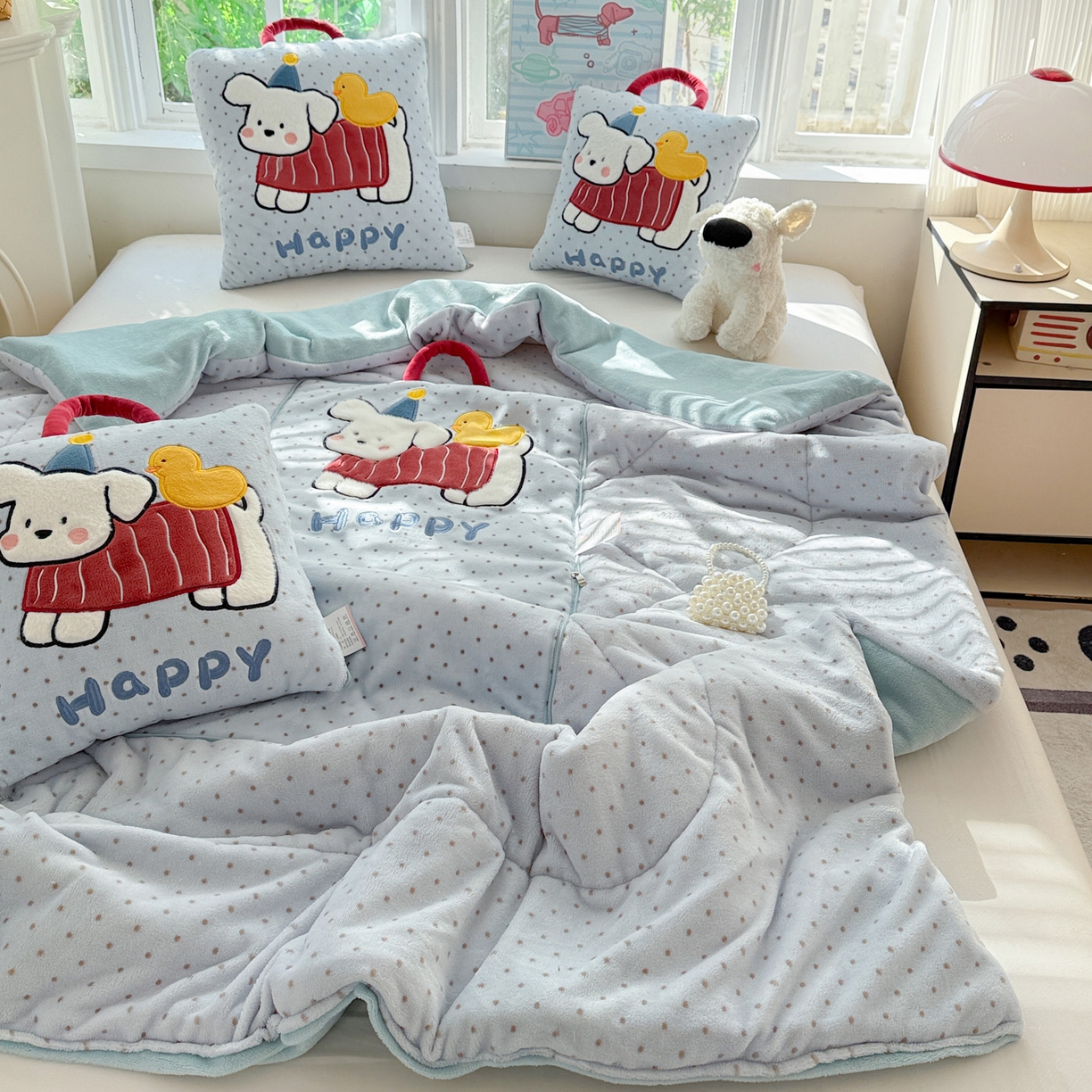 91家纺网 家纺一手货源 找家纺 古本家居 2025新款牛奶绒鸭鸭狗抱枕被 鸭鸭狗蓝波点