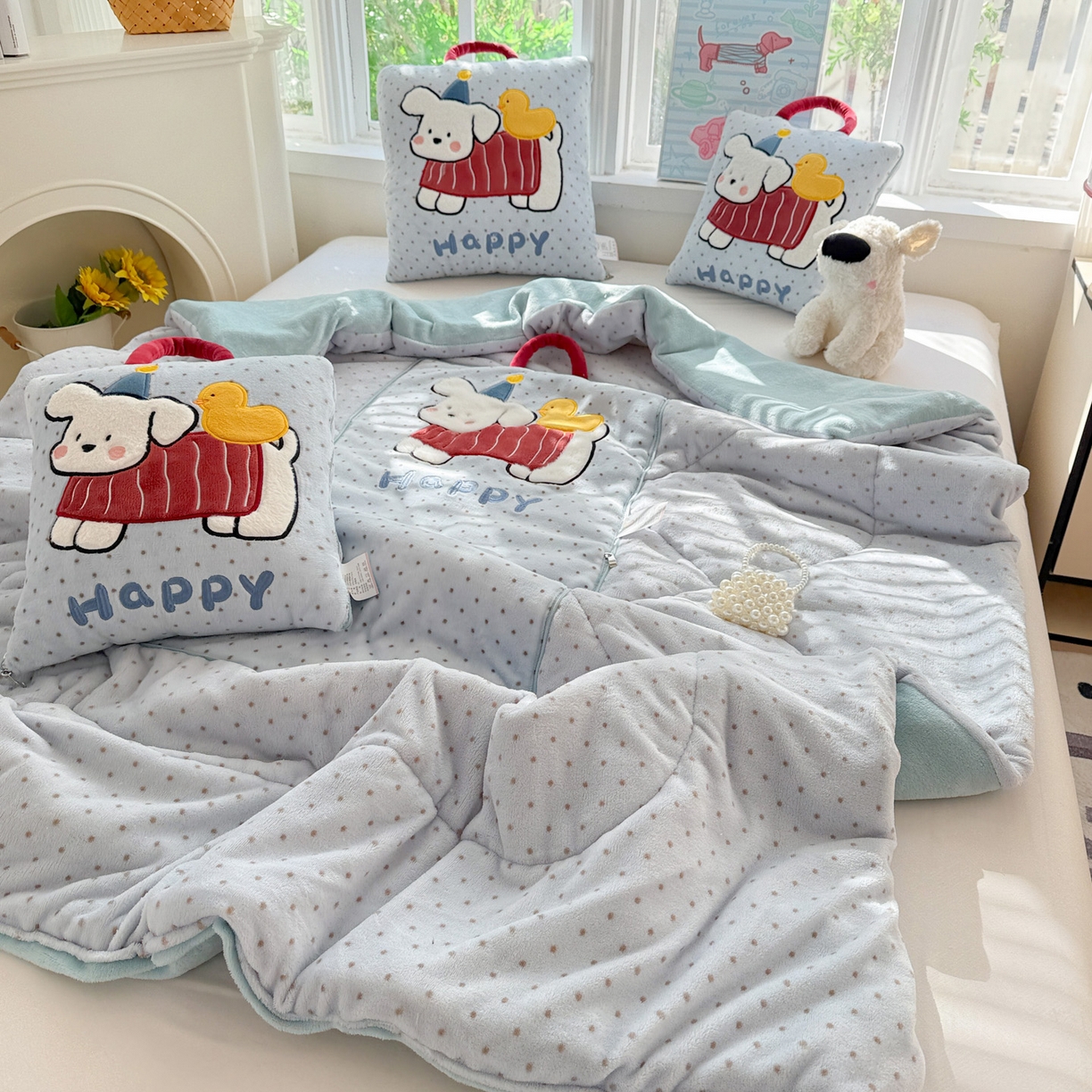 91家纺网 家纺一手货源 找家纺 古本家居 2025新款牛奶绒鸭鸭狗抱枕被 鸭鸭狗蓝波点