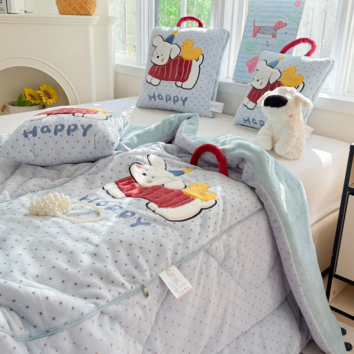 91家纺网 家纺一手货源 找家纺 古本家居 2025新款牛奶绒鸭鸭狗抱枕被 鸭鸭狗蓝波点