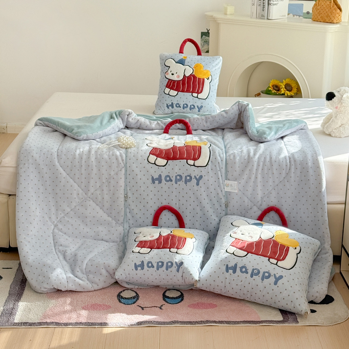 91家纺网 家纺一手货源 找家纺 古本家居 2025新款牛奶绒鸭鸭狗抱枕被 鸭鸭狗蓝波点