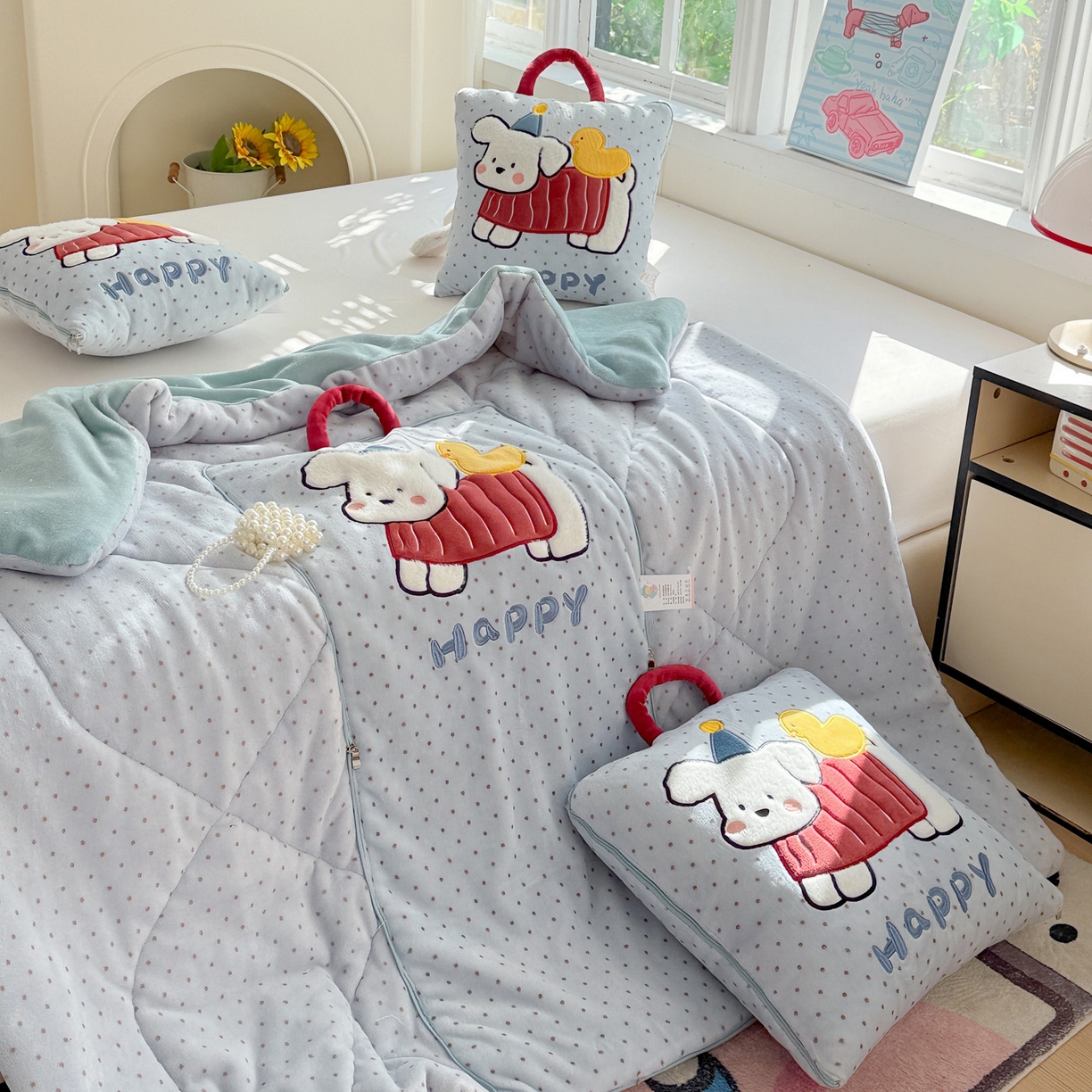 91家纺网 家纺一手货源 找家纺 古本家居 2025新款牛奶绒鸭鸭狗抱枕被 鸭鸭狗蓝波点