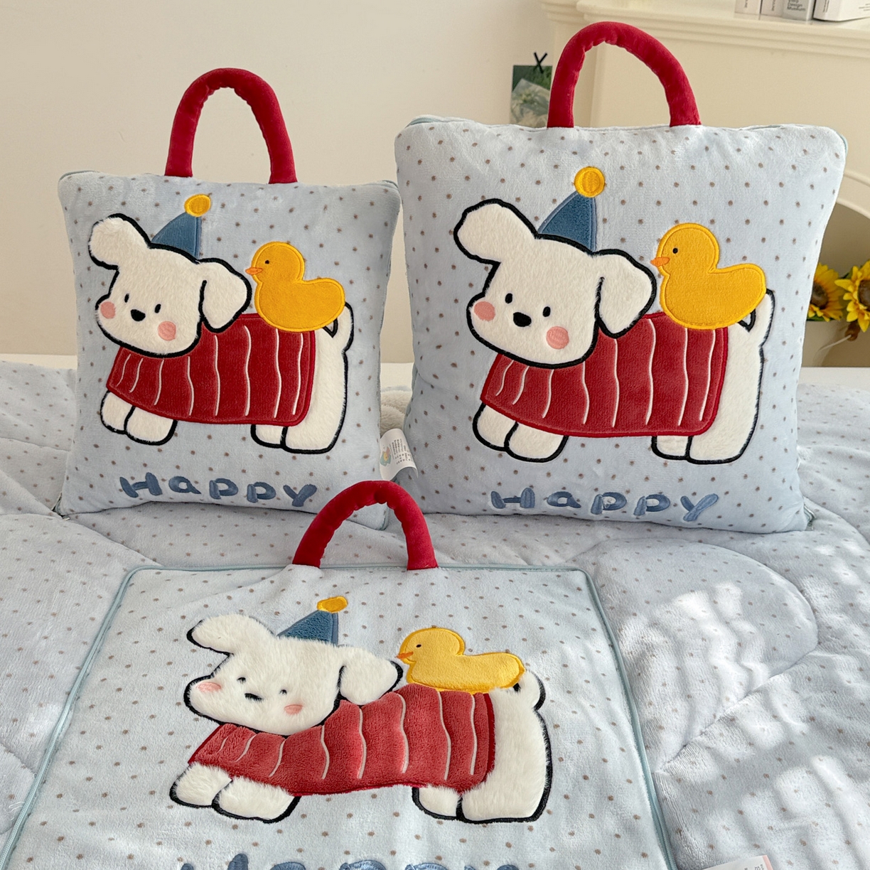 91家纺网 家纺一手货源 找家纺 古本家居 2025新款牛奶绒鸭鸭狗抱枕被 鸭鸭狗蓝波点