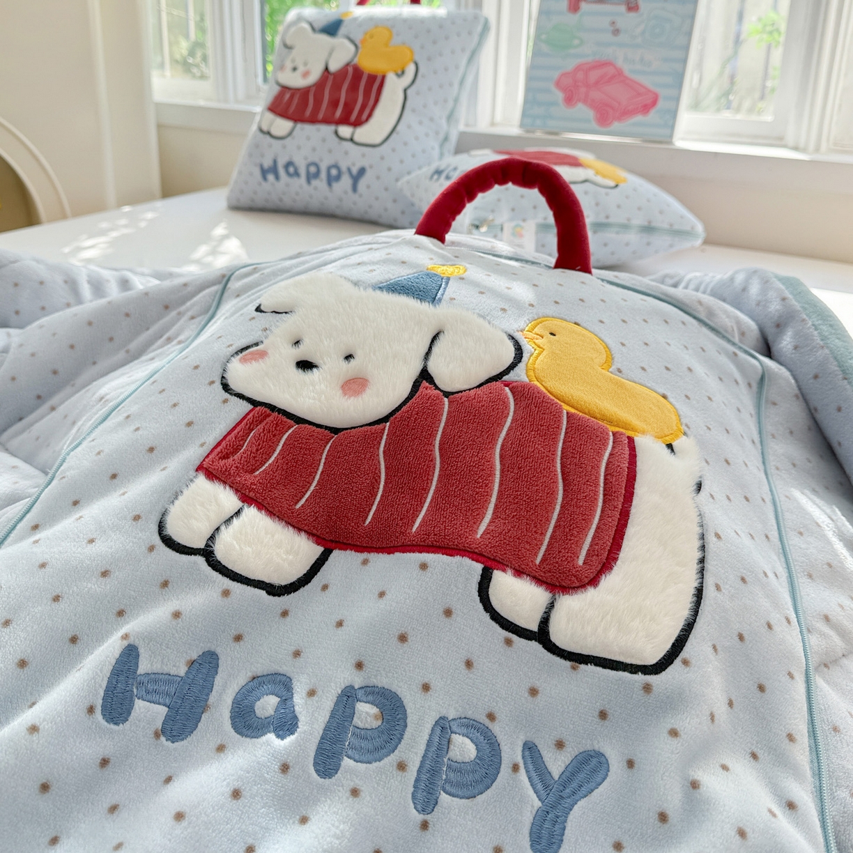 91家纺网 家纺一手货源 找家纺 古本家居 2025新款牛奶绒鸭鸭狗抱枕被 鸭鸭狗蓝波点