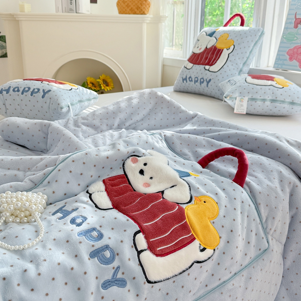 91家纺网 家纺一手货源 找家纺 古本家居 2025新款牛奶绒鸭鸭狗抱枕被 鸭鸭狗蓝波点