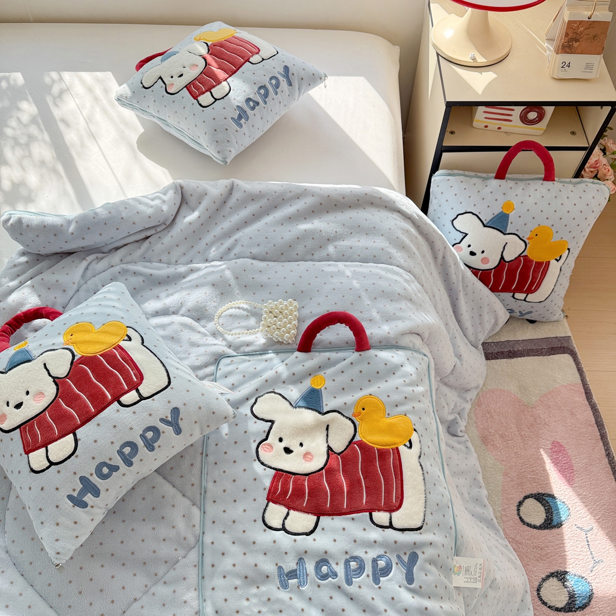 91家纺网 家纺一手货源 找家纺 古本家居 2025新款牛奶绒鸭鸭狗抱枕被 鸭鸭狗蓝波点