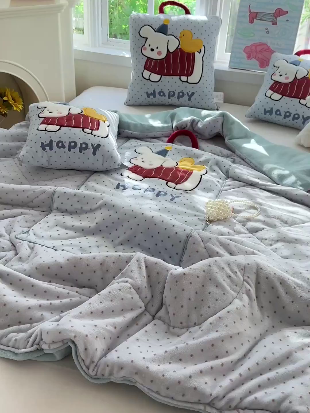 91家纺网 家纺一手货源 找家纺 古本家居 2025新款牛奶绒鸭鸭狗抱枕被 鸭鸭狗蓝波点