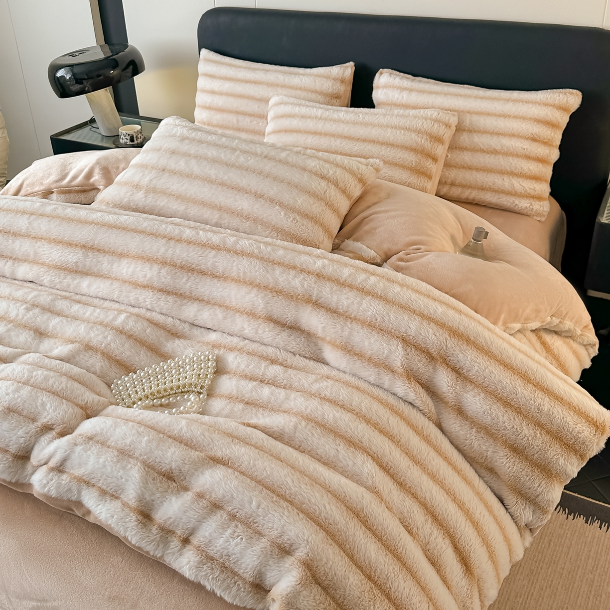 91家纺网 家纺一手货源 找家纺 乐窝家纺仓储 2025新款复古美拉德兔毛绒仿皮草绒牛奶绒四件套不掉色量大价优 奶油白